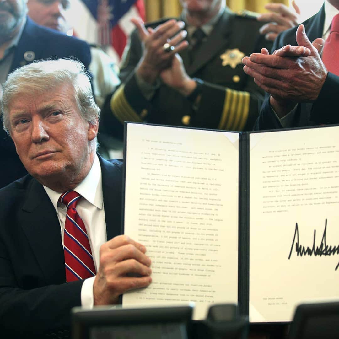 ABC Newsさんのインスタグラム写真 - (ABC NewsInstagram)「A defiant Pres. Trump issues first veto over border emergency declaration. (Alex Wong/Getty Images) #donaldtrump #immigration #politics #veto」3月16日 5時26分 - abcnews