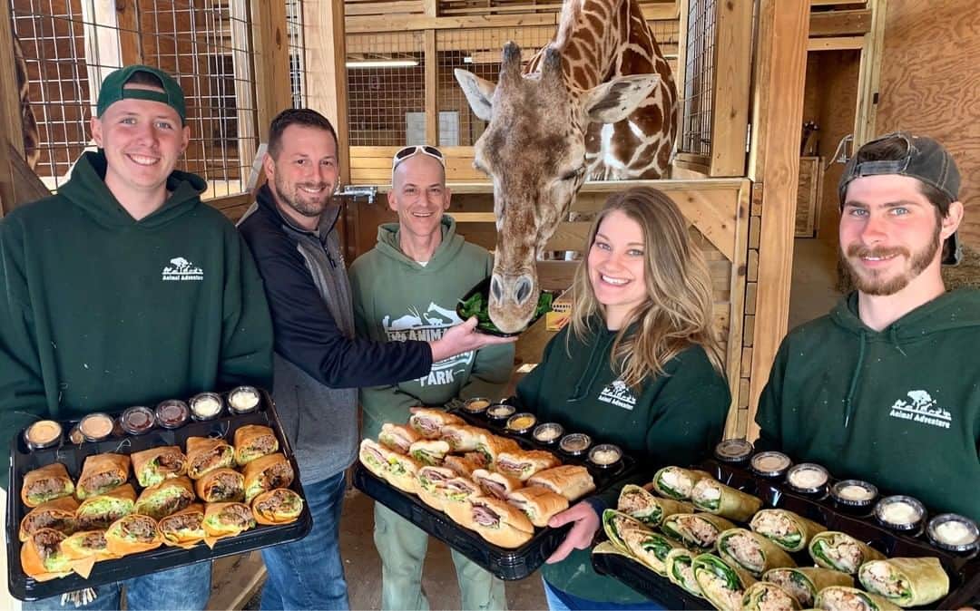 Official Subwayさんのインスタグラム写真 - (Official SubwayInstagram)「A special delivery for the delivery, including some greens for mom. Best of luck @animaladventurepark! #SubwayDelivers #AprilTheGiraffe #Giraffe」3月16日 5時30分 - subway