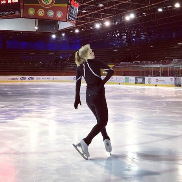ニコル・ラジコワのインスタグラム：「excited for worlds next week!!」