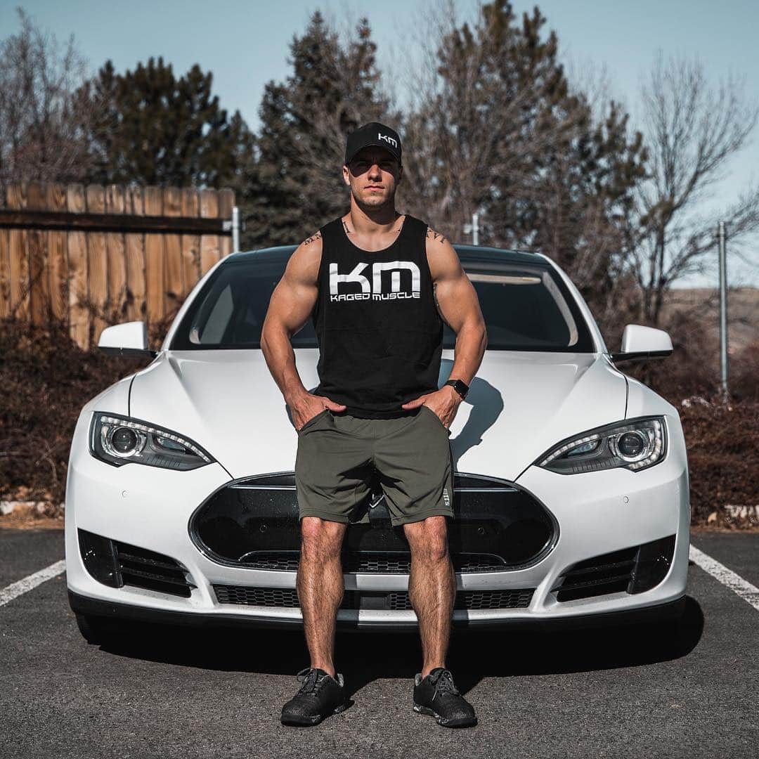 のインスタグラム：「Staring down the gym today before the workout... always contemplating my workout and the structure of them to continue getting better in all aspects of my fitness. - Thanks for the epic shot @bigvicmedia 💥」