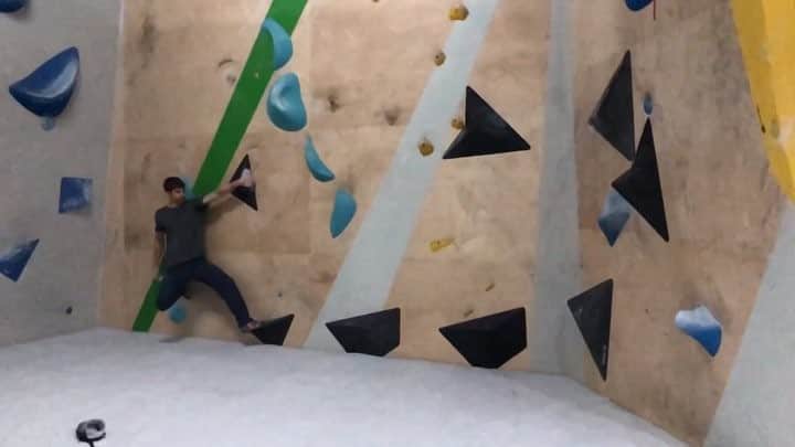ヤン・ホイヤーのインスタグラム：「Good new set of comp style blocs at the @climbingworks ! Doing coordination boulders and analyzing them in slow motion will always feel like a throwback to the old days with @_udini_  when moves like this were considered new school. @mammut_swiss1862  @madrockclimbing」