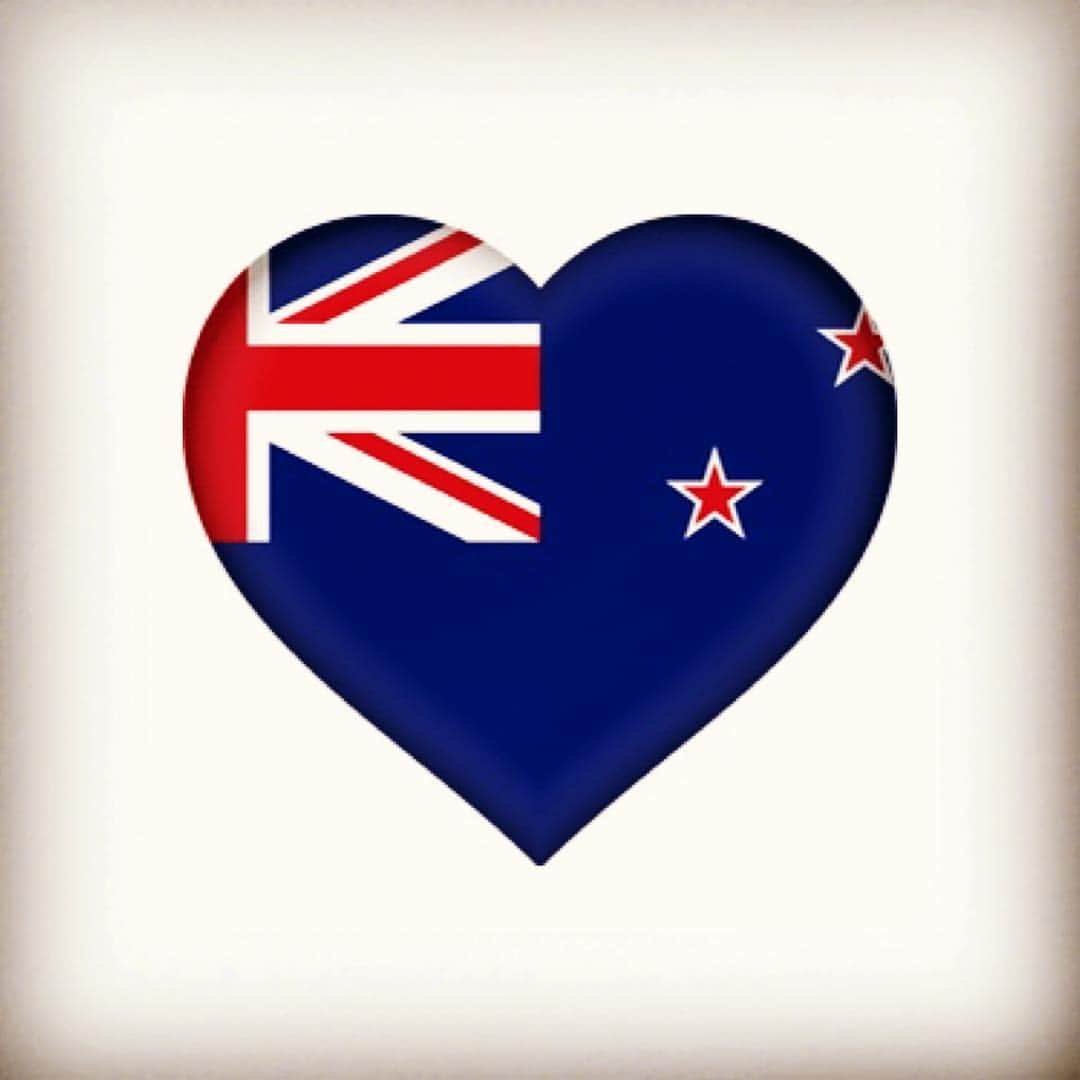 レイチェル・ゾーさんのインスタグラム写真 - (レイチェル・ゾーInstagram)「My heart aches for the beautiful people of New Zealand. I can’t believe this has happened again. The hate must stop. 💔#stopthehate #peace #prayfornewzealand」3月16日 5時42分 - rachelzoe