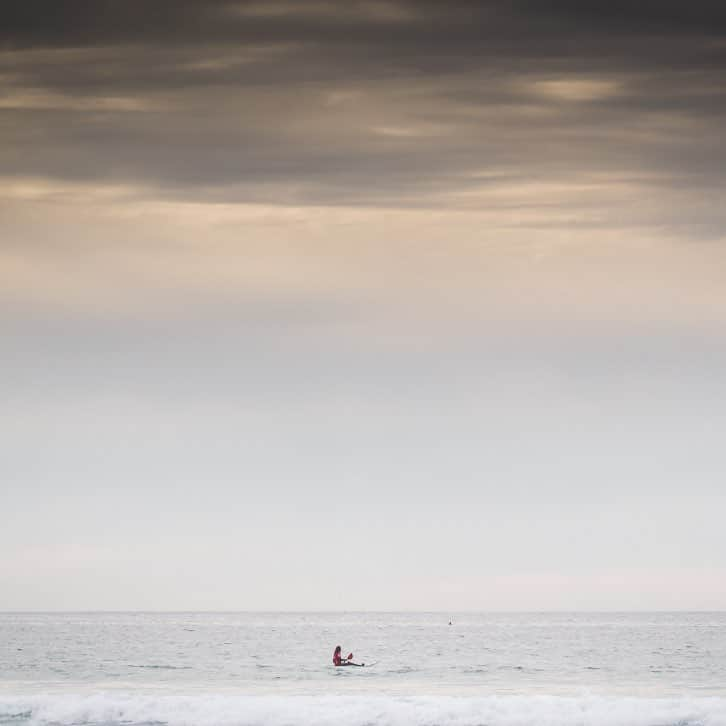 アラナ・ニコルズさんのインスタグラム写真 - (アラナ・ニコルズInstagram)「#fbf to @isasurfing world adaptive surf champs. I miss this. Just me and momma ocean, the solitude and anticipation, the peace and tranquility of the steady moving waves beneath me. Makes me calm just thinking about it😌🙏🏽 . . Thanks @waterworkmedia for capturing some of my fave moments.」3月16日 5時55分 - alanathejane