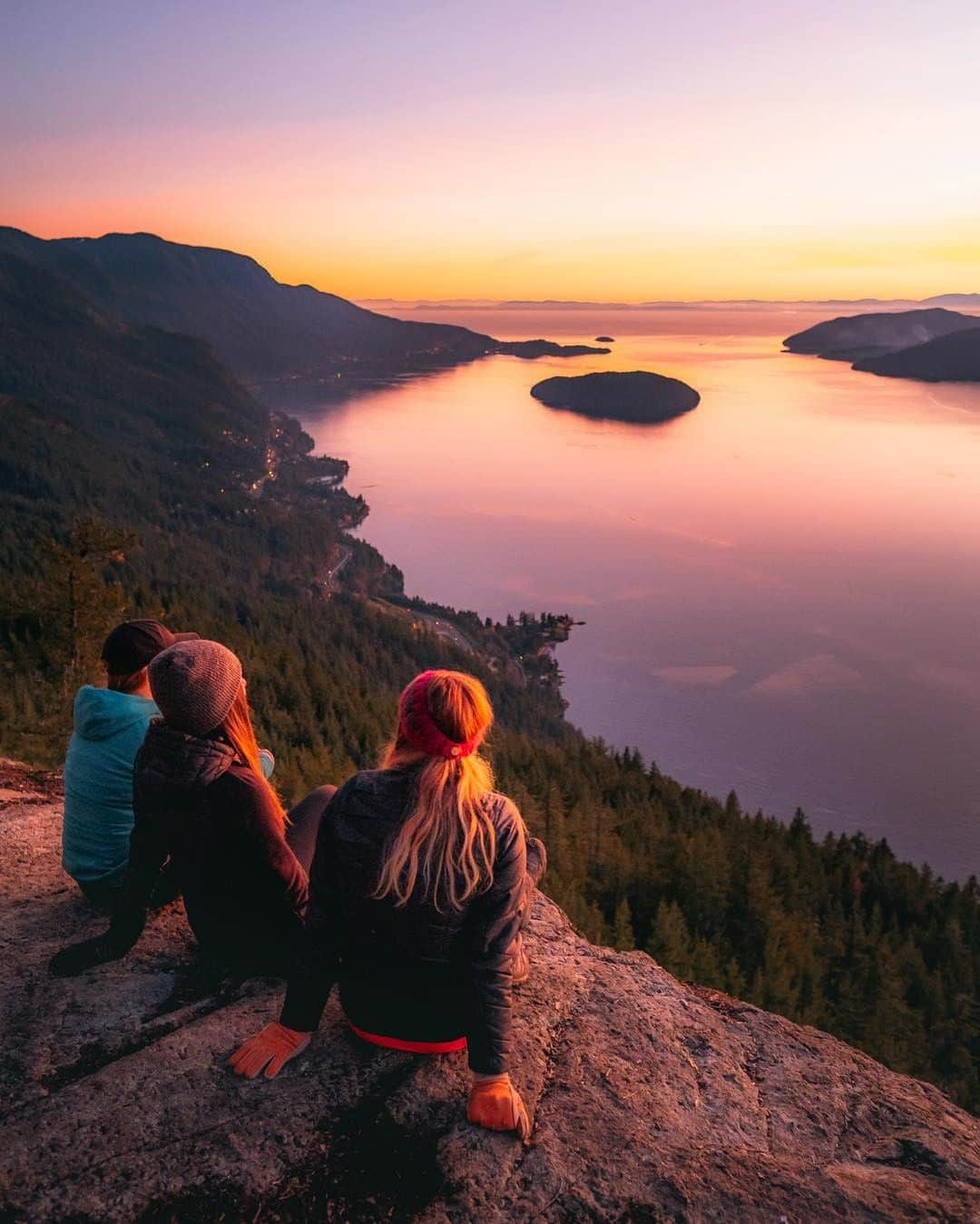 バンクーバー観光局- Tourism Vancouverさんのインスタグラム写真 - (バンクーバー観光局- Tourism VancouverInstagram)「大自然を満喫するなら、バンクーバーから車で40分ほどで行けるTunnel Bluffsへ！頂上からは、息を呑む絶景を拝むことができます。 📷 : @findingepic(Instagram) . . . #カナダ #バンクーバー #Vancouver #旅 #旅行 #女子旅 #旅好き #一人旅 #海外旅行 #トラベル #旅女子 #旅行好きな人と繋がりたい #旅好きな人と繋がりたい #旅行好き #旅行大好き #旅行行きたい #旅に出たい #海外 #旅の記録 #旅の思い出 #旅行記 #旅したくなるフォト #マイトリップ #マイトリ #retrip_global #風景 #世界一周 #ダレカニミセタイケシキ #登山 #トレイル」3月16日 6時00分 - vancouvertabi