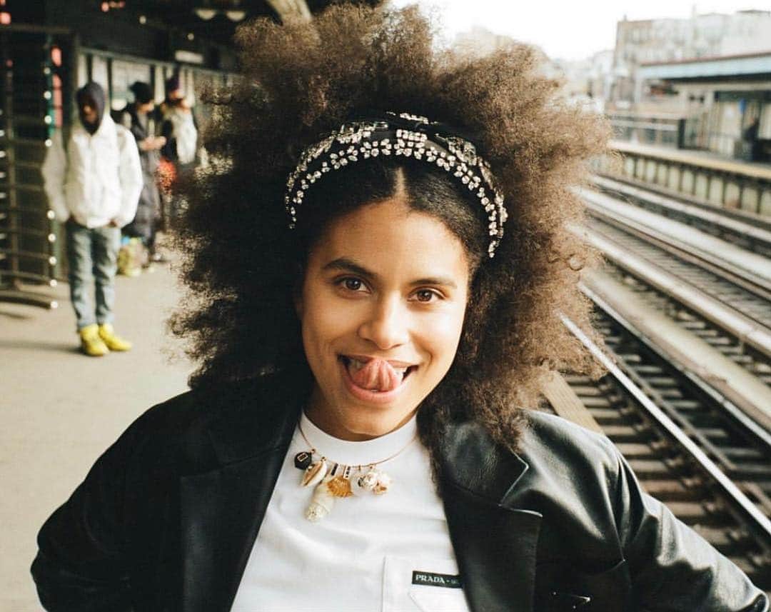 Lacy Redwayさんのインスタグラム写真 - (Lacy RedwayInstagram)「The mood when you know it’s the weekend and this weather is KAUTEEEEEEE!!! Outakes by @cassblackbird For @vanityfair  Starring this stunning human @zaziebeetz .  #HairByLacyRedway #zaziebeetz (TAP for credits )  What’s your weekend plans ?」3月16日 6時20分 - lacyredway