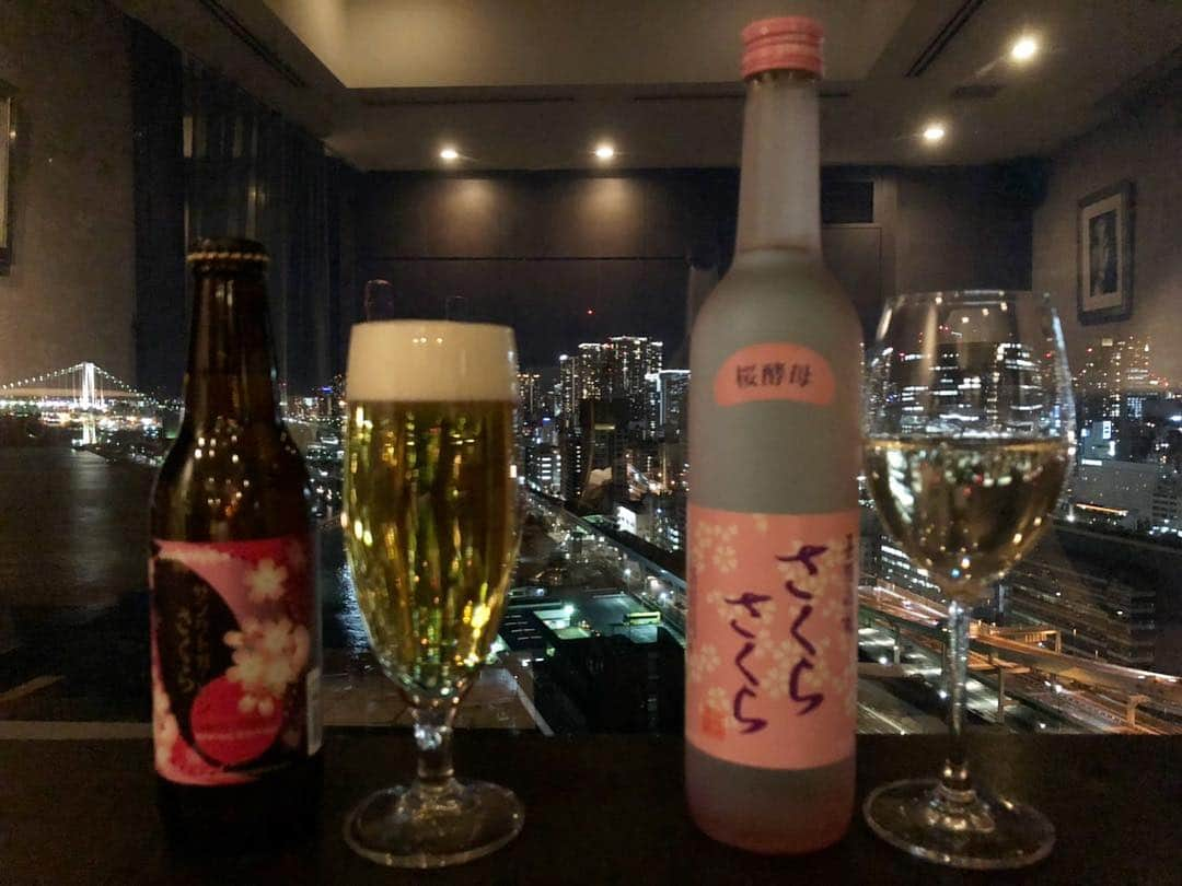 InterContinental Tokyo Bayさんのインスタグラム写真 - (InterContinental Tokyo BayInstagram)「桜の季節が近づいてまいりました🌸 20階にあるスカイビューラウンジでは、桜にちなんだドリンクを各種ご用意🍷🍸🍺🍾 ぜひ、自慢の夜景とともに春を感じるひとときをお過ごしください🌸🍀 . #intercontinental  #インターコンチネンタル東京ベイ#intercontinentaltokyobay #ホテルインターコンチネンタル東京ベイ  #スカイビューラウンジ#skyviewlounge #レインボーブリッジ #バー#bar#夜景 #waterfront  #非日常空間#桜#cherryblossom #sakura#春#spling #sparklingwine #chandon#redwine #クアトロメセスさくら#sake#さくらさくら #beer#サンクトガーレンさくら #cocktail#うらら#小春」3月16日 6時21分 - intercontitokyobay