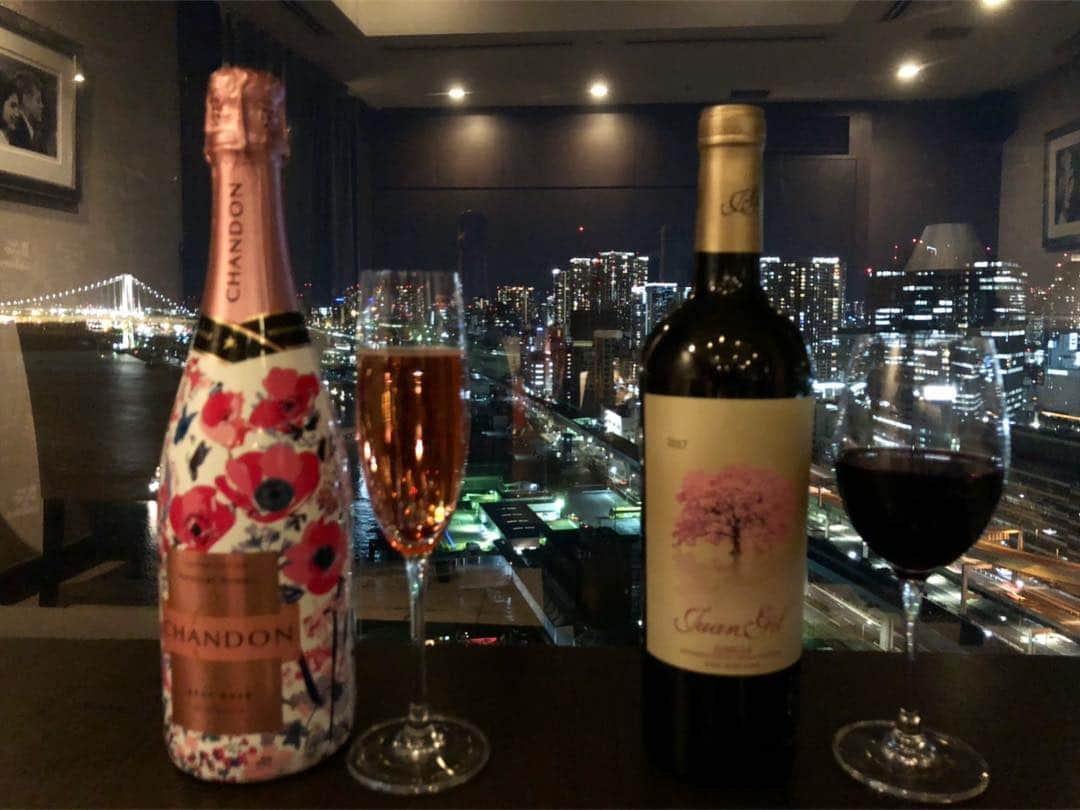 InterContinental Tokyo Bayさんのインスタグラム写真 - (InterContinental Tokyo BayInstagram)「桜の季節が近づいてまいりました🌸 20階にあるスカイビューラウンジでは、桜にちなんだドリンクを各種ご用意🍷🍸🍺🍾 ぜひ、自慢の夜景とともに春を感じるひとときをお過ごしください🌸🍀 . #intercontinental  #インターコンチネンタル東京ベイ#intercontinentaltokyobay #ホテルインターコンチネンタル東京ベイ  #スカイビューラウンジ#skyviewlounge #レインボーブリッジ #バー#bar#夜景 #waterfront  #非日常空間#桜#cherryblossom #sakura#春#spling #sparklingwine #chandon#redwine #クアトロメセスさくら#sake#さくらさくら #beer#サンクトガーレンさくら #cocktail#うらら#小春」3月16日 6時21分 - intercontitokyobay