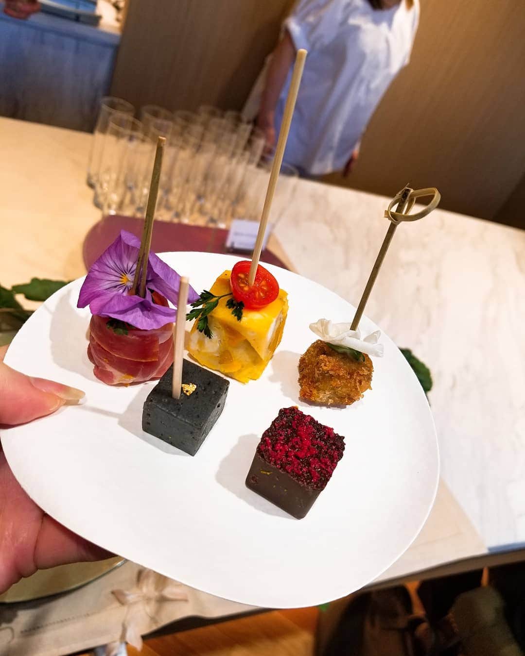 今堀恵理さんのインスタグラム写真 - (今堀恵理Instagram)「関西トップサロン「ウノプリール」がハービスプラザ3階に本日オープン 内覧と体験できるプレオープンに行ってきました。めちゃめちゃ格好いいトータルサロンです。オープンしたから改めて行きます  みのりちゃん　@minorin.0219  にも久しぶりに会えました。 この日履いて行ったデオーチョアデオーチョ（ @de_ocho_a_de_ocho ）のスニーカーなんですが！このモデルメンバー4人中3人持ってました❗そのくらい人気なんです。中のクッションが良くて履き心地が良いんですよ  #関西トップサロン　#unopulir #ハービスプラザ　#newopen #deochoadeocho #デオーチョアデオーチョ #shoes #PR #シューズ #ファッション #スニーカーコーデ #トレンド #靴好きな人とつながりたい #履きやすい靴 #おしゃれな靴 #ママコーデ #大人カジュアル　#サマスタ」3月16日 17時13分 - eriimahori