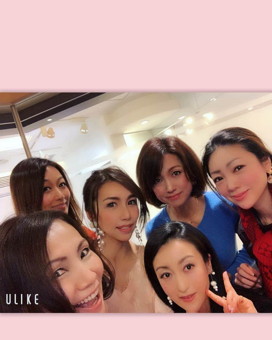 今堀恵理さんのインスタグラム写真 - (今堀恵理Instagram)「関西トップサロン「ウノプリール」がハービスプラザ3階に本日オープン 内覧と体験できるプレオープンに行ってきました。めちゃめちゃ格好いいトータルサロンです。オープンしたから改めて行きます  みのりちゃん　@minorin.0219  にも久しぶりに会えました。 この日履いて行ったデオーチョアデオーチョ（ @de_ocho_a_de_ocho ）のスニーカーなんですが！このモデルメンバー4人中3人持ってました❗そのくらい人気なんです。中のクッションが良くて履き心地が良いんですよ  #関西トップサロン　#unopulir #ハービスプラザ　#newopen #deochoadeocho #デオーチョアデオーチョ #shoes #PR #シューズ #ファッション #スニーカーコーデ #トレンド #靴好きな人とつながりたい #履きやすい靴 #おしゃれな靴 #ママコーデ #大人カジュアル　#サマスタ」3月16日 17時13分 - eriimahori