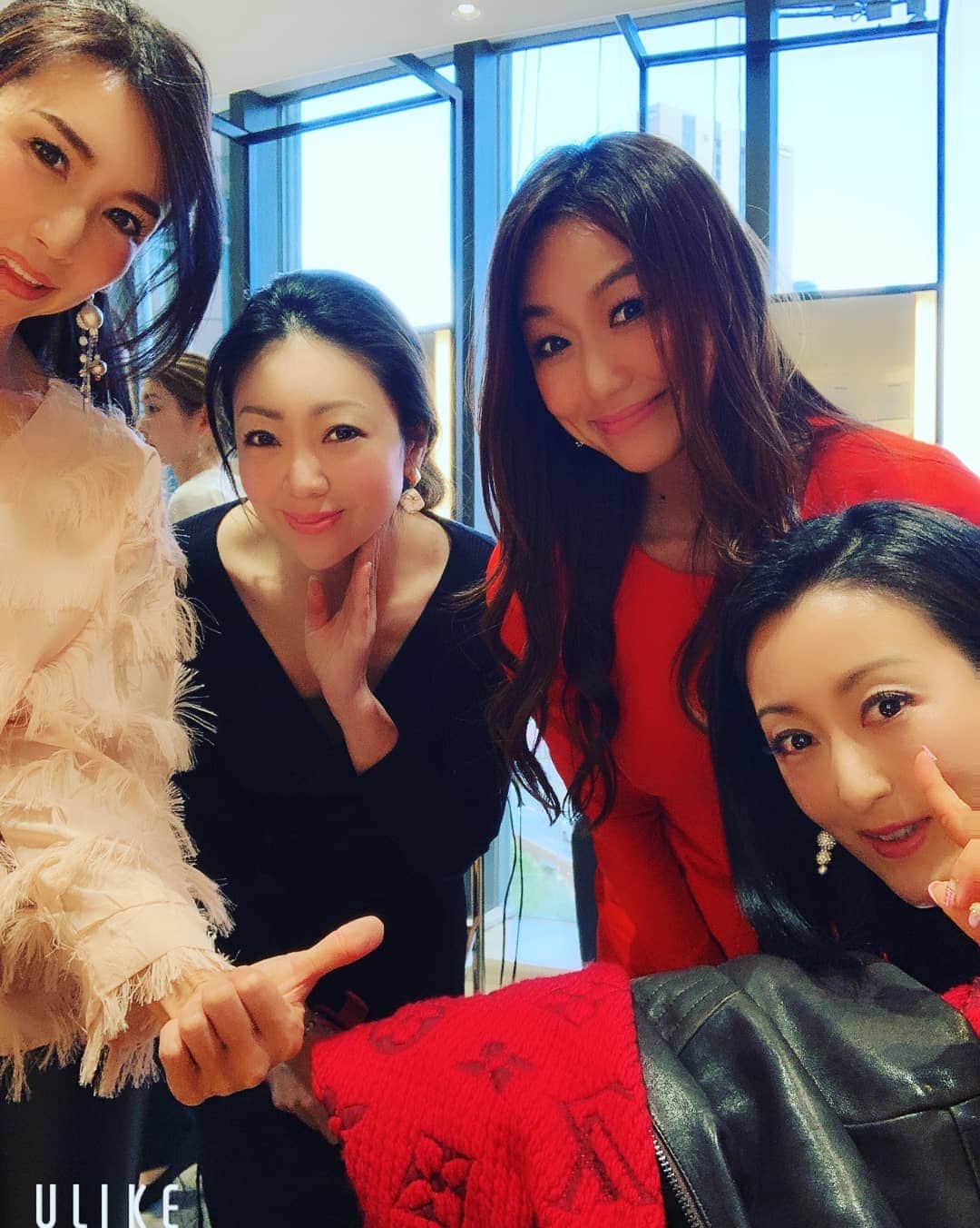 今堀恵理さんのインスタグラム写真 - (今堀恵理Instagram)「関西トップサロン「ウノプリール」がハービスプラザ3階に本日オープン 内覧と体験できるプレオープンに行ってきました。めちゃめちゃ格好いいトータルサロンです。オープンしたから改めて行きます  みのりちゃん　@minorin.0219  にも久しぶりに会えました。 この日履いて行ったデオーチョアデオーチョ（ @de_ocho_a_de_ocho ）のスニーカーなんですが！このモデルメンバー4人中3人持ってました❗そのくらい人気なんです。中のクッションが良くて履き心地が良いんですよ  #関西トップサロン　#unopulir #ハービスプラザ　#newopen #deochoadeocho #デオーチョアデオーチョ #shoes #PR #シューズ #ファッション #スニーカーコーデ #トレンド #靴好きな人とつながりたい #履きやすい靴 #おしゃれな靴 #ママコーデ #大人カジュアル　#サマスタ」3月16日 17時13分 - eriimahori