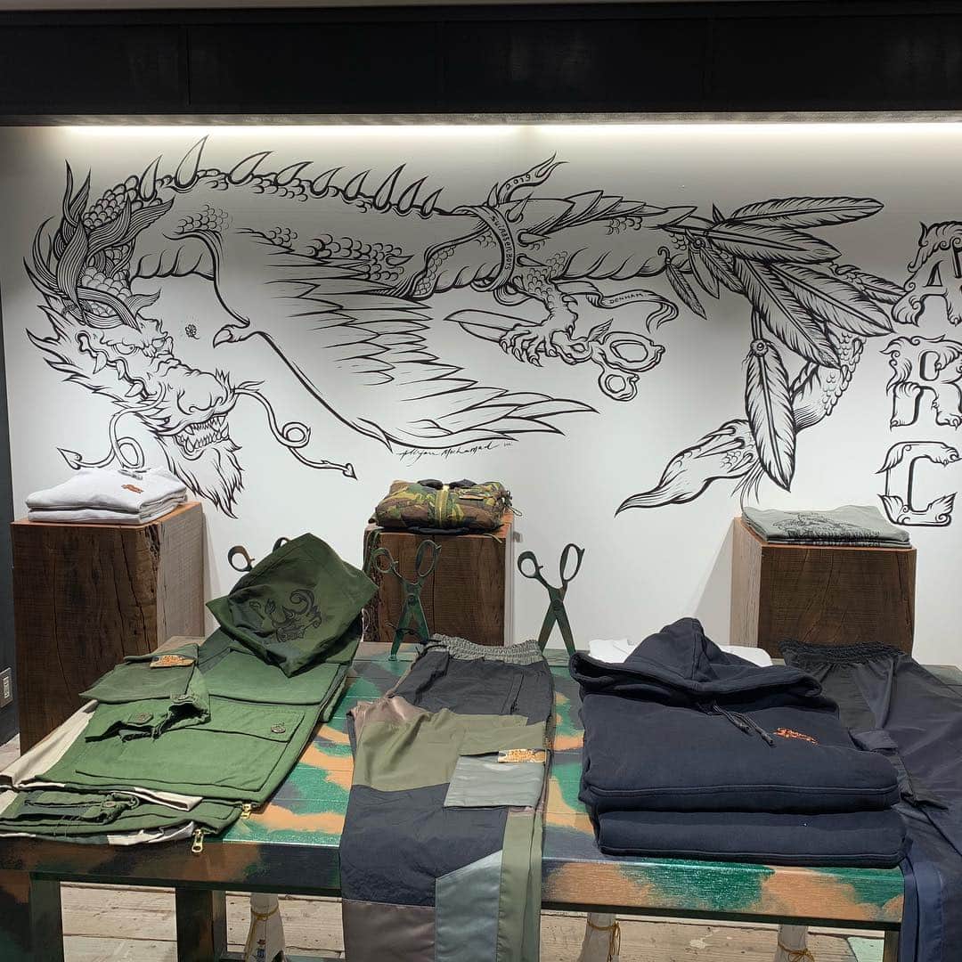 のインスタグラム：「DENHAM ARC.  #denham #denhamjapan #atelierreservé #archives #remake #create #hankyumenstokyo #yurakucho #scissors #denim #indigo #camo #art #fashion #デンハム #デンハムジャパン #アトリエリザーブ #阪急メンズ東京 #7f #デニム #インディゴ #カモ #シザース #ファッション #arc」