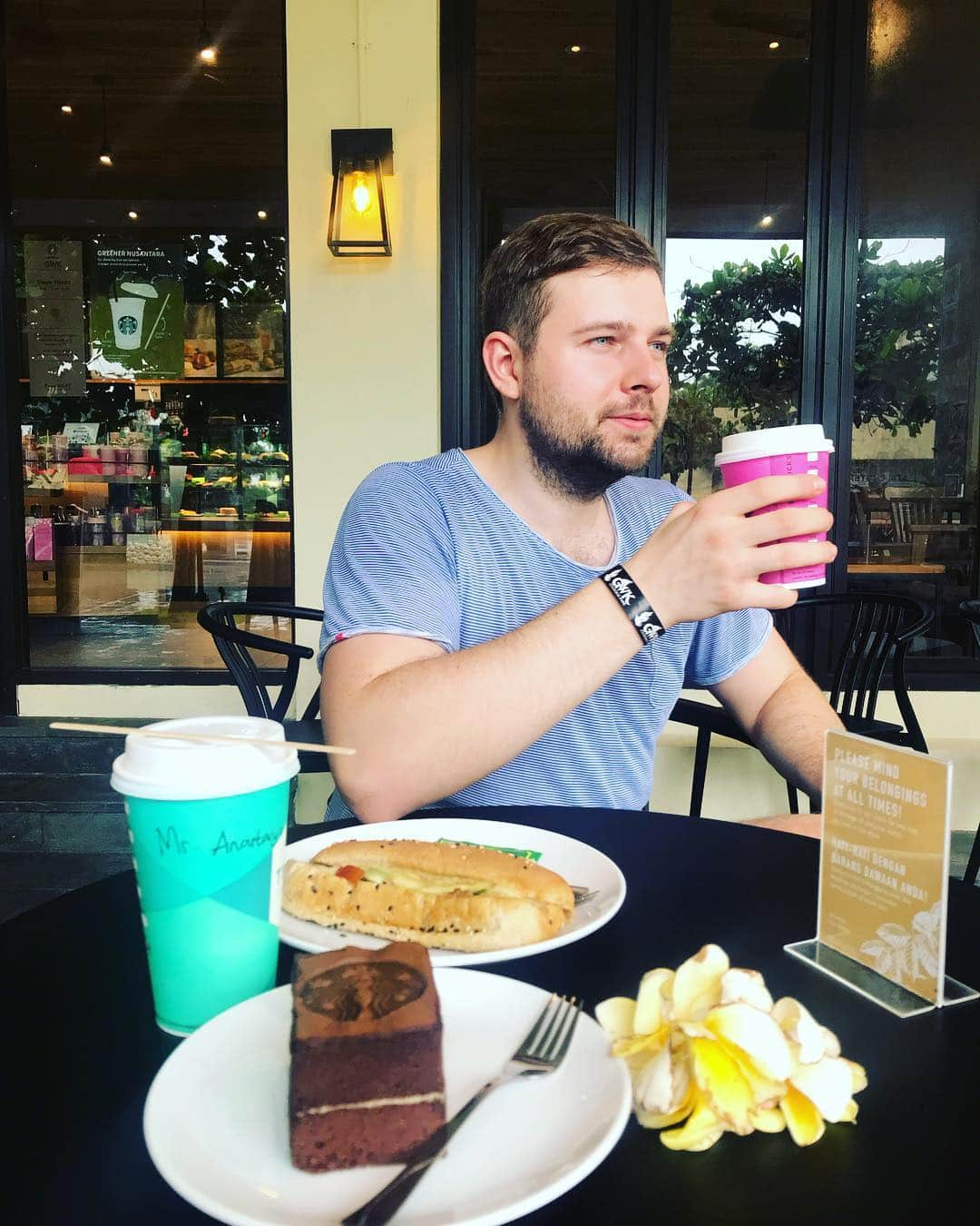 ニキータ・ボチュコフのインスタグラム：「Балийские каникулы #travel #bali #starbucksbali」