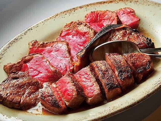 のインスタグラム：「熟成庫で21～30日間熟成させ、旨みが増した肉を塊のまま900℃以上のオーブンで一気に焼き上げる、内側はジューシーに外側はカリッと仕上げたステーキ。 #東京カレンダー #東カレ #tokyocalendar #ステーキ #エンパイアステーキハウス #六本木」