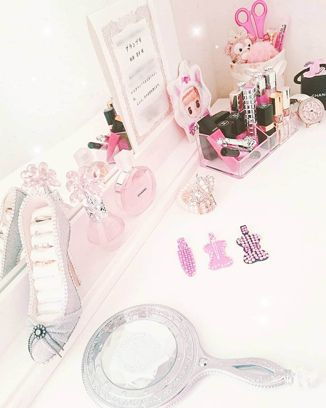 松浦景子さんのインスタグラム写真 - (松浦景子Instagram)「芸人界で唯一私だけちゃう？こんな女子力My Dresser.｡.:*♡ 💄💎👯❤💞💟👗👡👠🍓💐🌼🌸 #ドレッサー#dresser #mydresser #コスメ収納 #ルームツアー#roomtour  #pinkcosmetics #pinkteen_girls #pinkteen_fam  #chanelcosmetics #シャネルコスメ  #yvessaintlaurentcosmetics #yvessaintlaurentmakeup #yslcosmetics #diorcosmetics #ディオールコスメ #JILLSTUART#jillstuartcosmetic #dollcena #ブライス人形 #blythedoll #ジルスチュアートコスメ #インテリア#princessroom  #姫系 #姫系インテリア #アイドルメイクバイブル #idolmakebible#アカリン涙袋#吉田朱里 様崇拝  あーーーーー 可愛いもの大好き。」3月16日 15時48分 - pinkpinks13