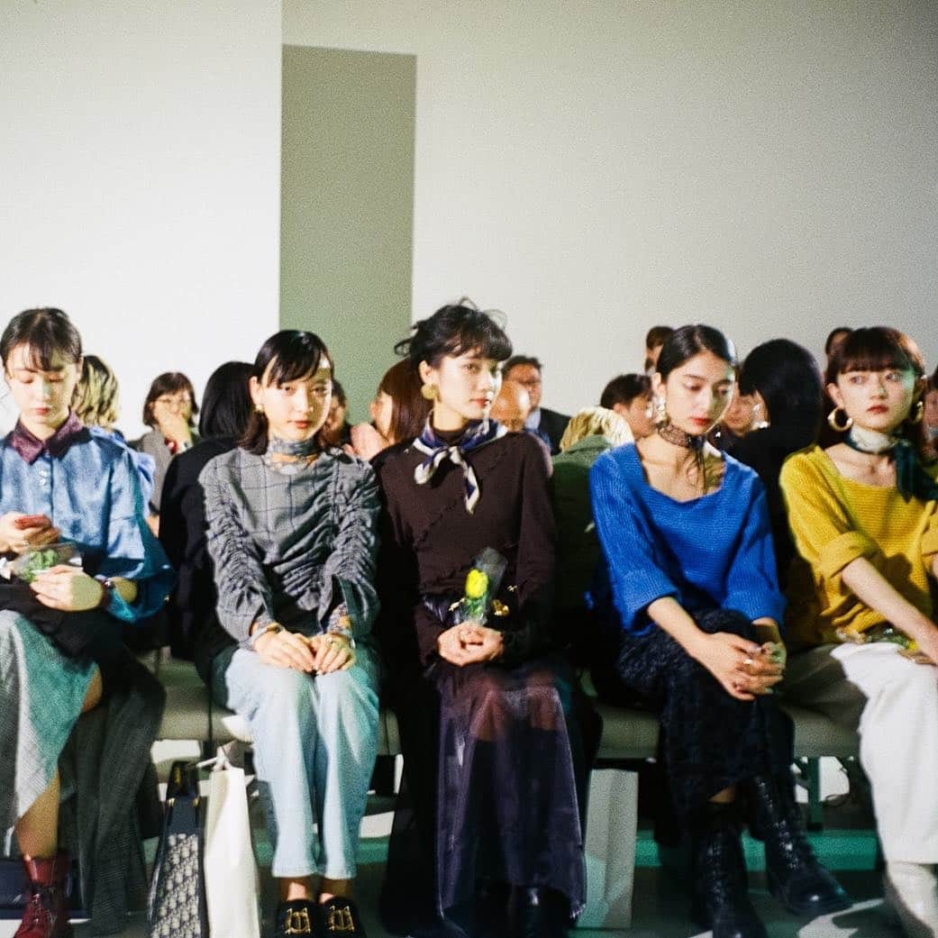 のインスタグラム：「Last season @murralofficial 🌼 私とハンナだけカメラ目線🖤 📸 @kisshomaru」