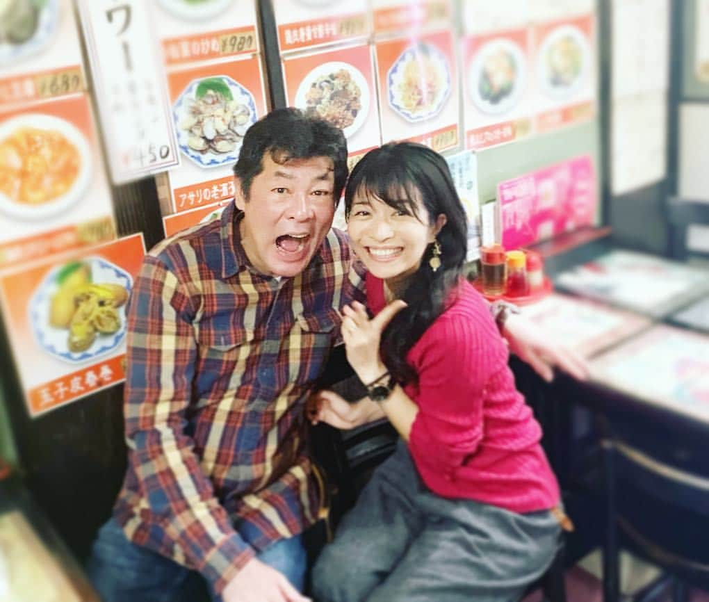 三倉茉奈さんのインスタグラム写真 - (三倉茉奈Instagram)「下北沢のシアター711で公演中のわかぎゑふさん演出の舞台「ふるえて眠れ」を観劇！ 死期の近い男性と彼の家族や関わる人の物語。ところどころに朗読の様式を取り入れつつ、新しい演出方法もあり、新しくて引き込まれる作品でした。さすがゑふさん。 そして！偶然、ゑふさん演出の舞台「泣いたらアカンで通天閣」でご一緒だった赤井英和さんも同じ回をご観劇！終演後ご飯をご一緒させていただきました✨✨久しぶりに色々お話出来て嬉しかったぁ。 昼間っから一緒にビールと餃子をいただいちゃいました(●´ω｀●) #わかぎゑふ #ふるえて眠れ #下北沢 #シアター711 #赤井英和 さん #泣いたらアカンで通天閣 #父と娘 #赤井さんはいつお会いしても赤井さん」3月16日 15時57分 - mana_mikura_official