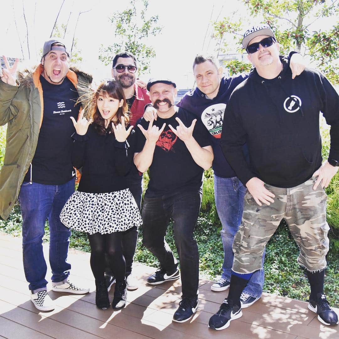 くぼたみかのインスタグラム：「interview with @zebraheadofficial 🦓🦓🦓 ゼブラヘッドにインタビューさせて頂きました‼️2001年(多分)の当時中学生、初めて行ったサマソニで見て大好きになったバンドにインタビュー出来るなんて幸せすぎる🥺そして彼らはファンをめちゃくちゃ愛してて、フレンドリーで、猫カフェとか行っちゃうステキな方々でした！ゼブラヘッドの皆さん本当に謙虚で優しくて、そして面白い方々‼️‼️新譜の「ブレイン・インベーダー」はかなり激しく重厚サウンドで、初期のゼブラヘッド感がありかなりいいです✨ 音楽が大好きで、英語勉強して留学して、十数年経った今ステージで見ていたアーティストさんとお仕事で会えるなんて、なんかもう生きててよかったです🥺🎶 記事↓❤️ tvgroove.com/?p=7468」