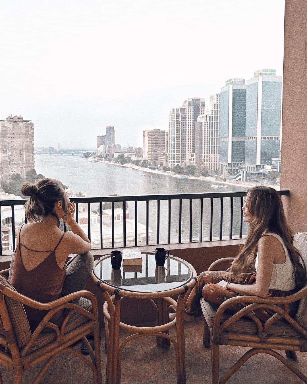 Manamiのインスタグラム：「🏨 @cairomarriott with Nile river ㅤ お部屋はナイル川ビューでした❤️ フルーツもおやつもお部屋に持ってきてくれた🥭🍌🍊🧁💕 ㅤ 📸 @mina__37__ #CairoMarriott #Marriott」