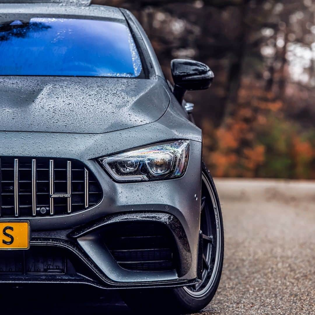 メルセデス・ベンツさんのインスタグラム写真 - (メルセデス・ベンツInstagram)「Let the weekend begin. 🃏 Photo by @basfransenphotography. __________ [Mercedes-AMG GT 63 S 4MATIC+ | Kraftstoffverbrauch kombiniert: 11,3 l/100 km | CO2-Emissionen kombiniert: 257g/km |  http://mb4.me/Rechtlicher_Hinweis/] . #MercedesBenz #MercedesAMG #AMG #AMGGT63S #⭐ #LifeisaRace #4doorcoupé #mbfanphoto #automotivedesign #mbcar」3月16日 16時03分 - mercedesbenz