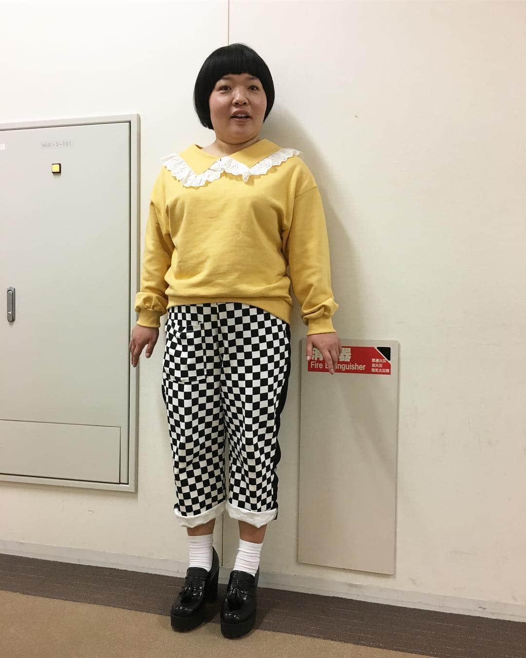 おかずクラブさんのインスタグラム写真 - (おかずクラブInstagram)「オカちゃんソロ祭👚👗👠 #過去pic  こんにちは！スタイリストです！ この間はゆいPさんソロ祭だったので、今回はオカリナさんです💃🏻 ★1枚目 総柄ブラウス👉シカゴ原宿 オレンジパンツ👉amatunal @amatunal_laforetharajuku  その他👉スタイリスト私物 ★2枚目 パンダスウェット👉W♡C デニムショーツ👉(me) その他👉スタイリスト私物 久々にタイツスタイル！ ★3枚目 アニマルシルエットトップス👉HOYAJUKU @hoyajuku_macaronic  デニムイレギュラースカート👉merlot @merlotcamp  その他👉スタイリスト私物 ★4枚目 マルチストライプシャツワンピース👉merlot @merlotcamp  その他👉スタイリスト私物 ワンピースは丈が少し長かったので、カット✂︎してオカリナさん仕様にしました！  3枚目と4枚目は、オカリナさんの地元宮崎の、霧島天然水飲むシリカの雑誌の撮影のだよ！ ★5枚目 ピンクギンガムチェックワンピース👉merlot @merlotcamp  つけ襟👉下北沢で買ったけど、お店の名前忘れちゃた。。。 その他👉スタイリスト私物 お気付きかと思いますが、私はつけ襟が大好きです。。。 つけ襟付けるだけで、一気に雰囲気変わるし、安いし、色んなアイテムに合わせられるし、見つけるとすぐ買っちゃいます！笑 オススメアイテム！！ ★6枚目 グリーン袖ストライプスウェット&濃いグリーンベロアワイドパンツ👉amatunal @amatunal_laforetharajuku  その他👉スタイリスト私物 こちらはわりとノーマルタイプのつけ襟！ シャツを中に着るとちょっとゴワゴワするし、暑いかもな。。って時にもオススメです！ ★7枚目 チェッカーパンツ👉Romantic Standard  その他スタイリスト私物  一気に7枚の過去picアップです！ どのオカリナさんが好きですかー？ By stylist  #おかずクラブ #オカリナ #okazugram」3月16日 16時04分 - okazu_club