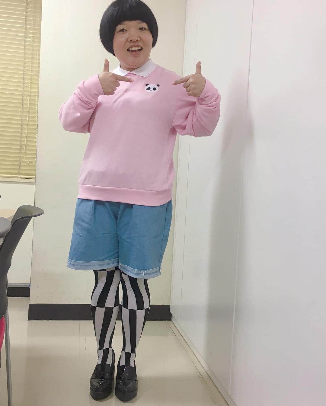 おかずクラブさんのインスタグラム写真 - (おかずクラブInstagram)「オカちゃんソロ祭👚👗👠 #過去pic  こんにちは！スタイリストです！ この間はゆいPさんソロ祭だったので、今回はオカリナさんです💃🏻 ★1枚目 総柄ブラウス👉シカゴ原宿 オレンジパンツ👉amatunal @amatunal_laforetharajuku  その他👉スタイリスト私物 ★2枚目 パンダスウェット👉W♡C デニムショーツ👉(me) その他👉スタイリスト私物 久々にタイツスタイル！ ★3枚目 アニマルシルエットトップス👉HOYAJUKU @hoyajuku_macaronic  デニムイレギュラースカート👉merlot @merlotcamp  その他👉スタイリスト私物 ★4枚目 マルチストライプシャツワンピース👉merlot @merlotcamp  その他👉スタイリスト私物 ワンピースは丈が少し長かったので、カット✂︎してオカリナさん仕様にしました！  3枚目と4枚目は、オカリナさんの地元宮崎の、霧島天然水飲むシリカの雑誌の撮影のだよ！ ★5枚目 ピンクギンガムチェックワンピース👉merlot @merlotcamp  つけ襟👉下北沢で買ったけど、お店の名前忘れちゃた。。。 その他👉スタイリスト私物 お気付きかと思いますが、私はつけ襟が大好きです。。。 つけ襟付けるだけで、一気に雰囲気変わるし、安いし、色んなアイテムに合わせられるし、見つけるとすぐ買っちゃいます！笑 オススメアイテム！！ ★6枚目 グリーン袖ストライプスウェット&濃いグリーンベロアワイドパンツ👉amatunal @amatunal_laforetharajuku  その他👉スタイリスト私物 こちらはわりとノーマルタイプのつけ襟！ シャツを中に着るとちょっとゴワゴワするし、暑いかもな。。って時にもオススメです！ ★7枚目 チェッカーパンツ👉Romantic Standard  その他スタイリスト私物  一気に7枚の過去picアップです！ どのオカリナさんが好きですかー？ By stylist  #おかずクラブ #オカリナ #okazugram」3月16日 16時04分 - okazu_club