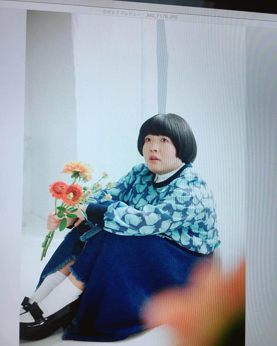 おかずクラブさんのインスタグラム写真 - (おかずクラブInstagram)「オカちゃんソロ祭👚👗👠 #過去pic  こんにちは！スタイリストです！ この間はゆいPさんソロ祭だったので、今回はオカリナさんです💃🏻 ★1枚目 総柄ブラウス👉シカゴ原宿 オレンジパンツ👉amatunal @amatunal_laforetharajuku  その他👉スタイリスト私物 ★2枚目 パンダスウェット👉W♡C デニムショーツ👉(me) その他👉スタイリスト私物 久々にタイツスタイル！ ★3枚目 アニマルシルエットトップス👉HOYAJUKU @hoyajuku_macaronic  デニムイレギュラースカート👉merlot @merlotcamp  その他👉スタイリスト私物 ★4枚目 マルチストライプシャツワンピース👉merlot @merlotcamp  その他👉スタイリスト私物 ワンピースは丈が少し長かったので、カット✂︎してオカリナさん仕様にしました！  3枚目と4枚目は、オカリナさんの地元宮崎の、霧島天然水飲むシリカの雑誌の撮影のだよ！ ★5枚目 ピンクギンガムチェックワンピース👉merlot @merlotcamp  つけ襟👉下北沢で買ったけど、お店の名前忘れちゃた。。。 その他👉スタイリスト私物 お気付きかと思いますが、私はつけ襟が大好きです。。。 つけ襟付けるだけで、一気に雰囲気変わるし、安いし、色んなアイテムに合わせられるし、見つけるとすぐ買っちゃいます！笑 オススメアイテム！！ ★6枚目 グリーン袖ストライプスウェット&濃いグリーンベロアワイドパンツ👉amatunal @amatunal_laforetharajuku  その他👉スタイリスト私物 こちらはわりとノーマルタイプのつけ襟！ シャツを中に着るとちょっとゴワゴワするし、暑いかもな。。って時にもオススメです！ ★7枚目 チェッカーパンツ👉Romantic Standard  その他スタイリスト私物  一気に7枚の過去picアップです！ どのオカリナさんが好きですかー？ By stylist  #おかずクラブ #オカリナ #okazugram」3月16日 16時04分 - okazu_club