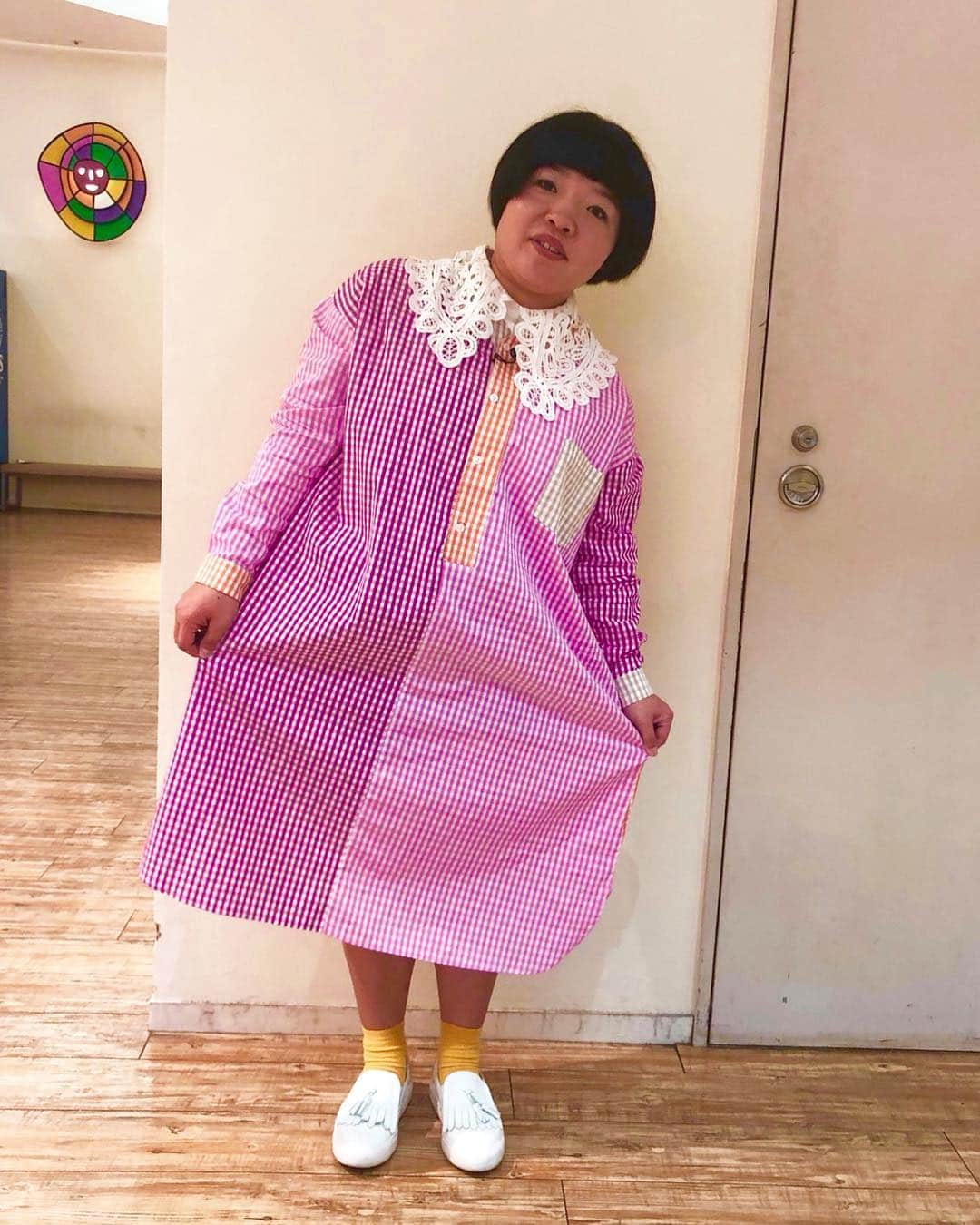 おかずクラブさんのインスタグラム写真 - (おかずクラブInstagram)「オカちゃんソロ祭👚👗👠 #過去pic  こんにちは！スタイリストです！ この間はゆいPさんソロ祭だったので、今回はオカリナさんです💃🏻 ★1枚目 総柄ブラウス👉シカゴ原宿 オレンジパンツ👉amatunal @amatunal_laforetharajuku  その他👉スタイリスト私物 ★2枚目 パンダスウェット👉W♡C デニムショーツ👉(me) その他👉スタイリスト私物 久々にタイツスタイル！ ★3枚目 アニマルシルエットトップス👉HOYAJUKU @hoyajuku_macaronic  デニムイレギュラースカート👉merlot @merlotcamp  その他👉スタイリスト私物 ★4枚目 マルチストライプシャツワンピース👉merlot @merlotcamp  その他👉スタイリスト私物 ワンピースは丈が少し長かったので、カット✂︎してオカリナさん仕様にしました！  3枚目と4枚目は、オカリナさんの地元宮崎の、霧島天然水飲むシリカの雑誌の撮影のだよ！ ★5枚目 ピンクギンガムチェックワンピース👉merlot @merlotcamp  つけ襟👉下北沢で買ったけど、お店の名前忘れちゃた。。。 その他👉スタイリスト私物 お気付きかと思いますが、私はつけ襟が大好きです。。。 つけ襟付けるだけで、一気に雰囲気変わるし、安いし、色んなアイテムに合わせられるし、見つけるとすぐ買っちゃいます！笑 オススメアイテム！！ ★6枚目 グリーン袖ストライプスウェット&濃いグリーンベロアワイドパンツ👉amatunal @amatunal_laforetharajuku  その他👉スタイリスト私物 こちらはわりとノーマルタイプのつけ襟！ シャツを中に着るとちょっとゴワゴワするし、暑いかもな。。って時にもオススメです！ ★7枚目 チェッカーパンツ👉Romantic Standard  その他スタイリスト私物  一気に7枚の過去picアップです！ どのオカリナさんが好きですかー？ By stylist  #おかずクラブ #オカリナ #okazugram」3月16日 16時04分 - okazu_club