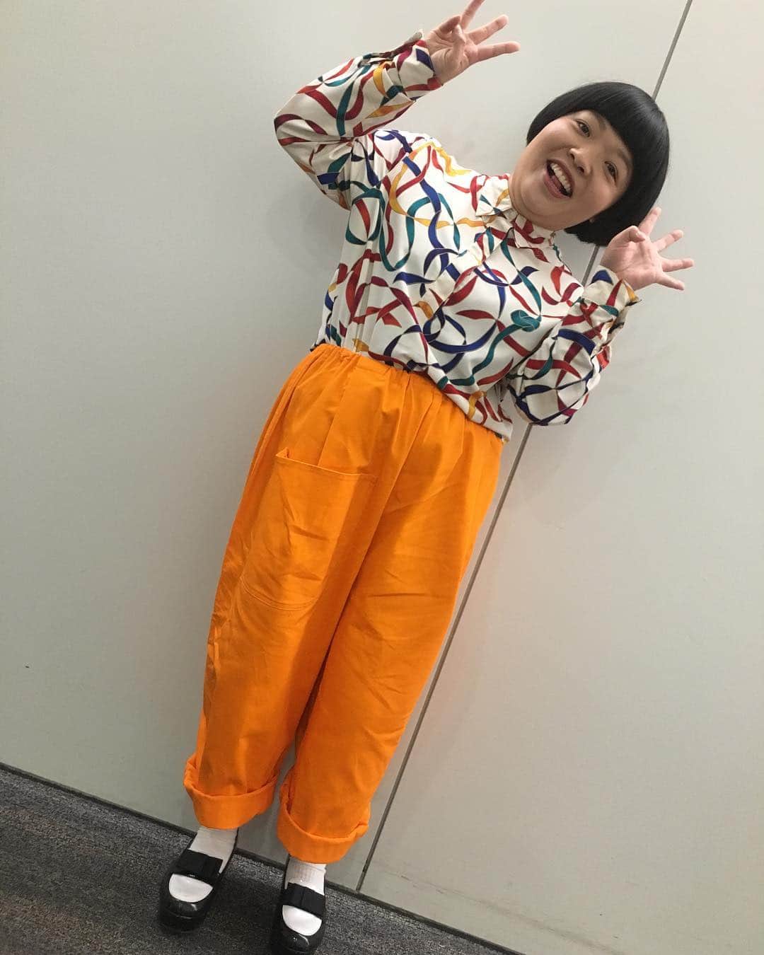 おかずクラブのインスタグラム：「オカちゃんソロ祭👚👗👠 #過去pic  こんにちは！スタイリストです！ この間はゆいPさんソロ祭だったので、今回はオカリナさんです💃🏻 ★1枚目 総柄ブラウス👉シカゴ原宿 オレンジパンツ👉amatunal @amatunal_laforetharajuku  その他👉スタイリスト私物 ★2枚目 パンダスウェット👉W♡C デニムショーツ👉(me) その他👉スタイリスト私物 久々にタイツスタイル！ ★3枚目 アニマルシルエットトップス👉HOYAJUKU @hoyajuku_macaronic  デニムイレギュラースカート👉merlot @merlotcamp  その他👉スタイリスト私物 ★4枚目 マルチストライプシャツワンピース👉merlot @merlotcamp  その他👉スタイリスト私物 ワンピースは丈が少し長かったので、カット✂︎してオカリナさん仕様にしました！  3枚目と4枚目は、オカリナさんの地元宮崎の、霧島天然水飲むシリカの雑誌の撮影のだよ！ ★5枚目 ピンクギンガムチェックワンピース👉merlot @merlotcamp  つけ襟👉下北沢で買ったけど、お店の名前忘れちゃた。。。 その他👉スタイリスト私物 お気付きかと思いますが、私はつけ襟が大好きです。。。 つけ襟付けるだけで、一気に雰囲気変わるし、安いし、色んなアイテムに合わせられるし、見つけるとすぐ買っちゃいます！笑 オススメアイテム！！ ★6枚目 グリーン袖ストライプスウェット&濃いグリーンベロアワイドパンツ👉amatunal @amatunal_laforetharajuku  その他👉スタイリスト私物 こちらはわりとノーマルタイプのつけ襟！ シャツを中に着るとちょっとゴワゴワするし、暑いかもな。。って時にもオススメです！ ★7枚目 チェッカーパンツ👉Romantic Standard  その他スタイリスト私物  一気に7枚の過去picアップです！ どのオカリナさんが好きですかー？ By stylist  #おかずクラブ #オカリナ #okazugram」