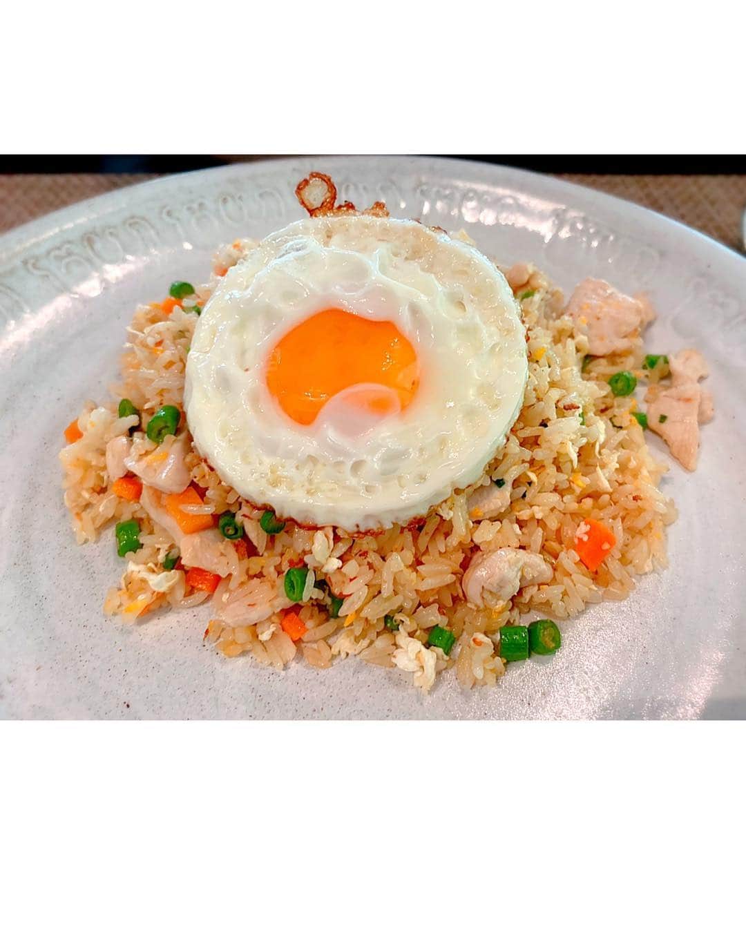 百合華さんのインスタグラム写真 - (百合華Instagram)「高級ホテル『Shinta Mani Club』の『kroya Restaurant』でランチタイム🥰  とってもお洒落なブランコソファーでは食事し難いので中のお席へ移動する事に笑  カンボジアは様々な国の人が混在しているからか、お料理も日本人のお口にも合うから本当におすすめな国です❤️ #cambodia  #siemreap  #shintamaniclub  #kroyarestaurant #lunchtime  #swingsofa  #ブランコソファー  #大人気  #カンボジア料理 #美味しい」3月16日 16時17分 - yurika.lovelily