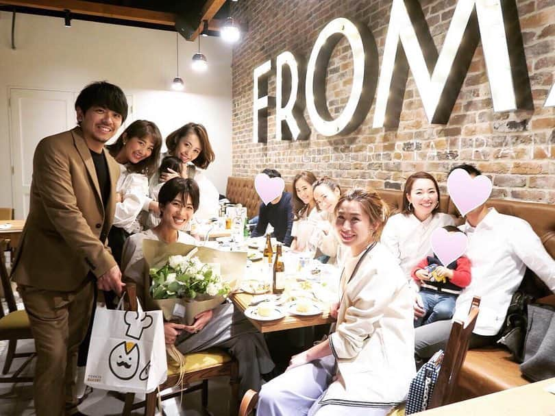 松本亜希さんのインスタグラム写真 - (松本亜希Instagram)「・ 昨夜は、神戸国際会館B2にOPENした、"FROMA yorkys cheese restaurant&bar"へ皆で行ってきました🧀❤️ あの @yorkys_brunch 🥞のチーズ専門レストランです。 ・ すごく広い店内には、チーズ工房も併設されていて、毎日職人さんが作る出来立てのフレッシュで濃厚なチーズを楽しめます😍😍 ・ 色々食べたけど、とっても美味しかった😍😍 チーズ好きにはたまらん。 #切実にワインと楽しみたかった🤣 ・ 私はベビーカーで行きましたが、B2に行くにはエレベーターも有るし、お店裏にはベビーカーで入れるスロープもあったし、子連れでも行きやすいと思います♡ 次はランチで行ってみたいです🍴 皆に会えてとっても楽しかった😆 ・ @i_yorky おめでとうございます㊗️ __________________________ #froma #フロマ #yorkysbrunch #fromayorkyscheeserestaurantandbar #神戸 #神戸ランチ #チーズ専門店 #チーズ #cheese #子連れディナー #aki_mamalife」3月16日 16時10分 - m_akiron