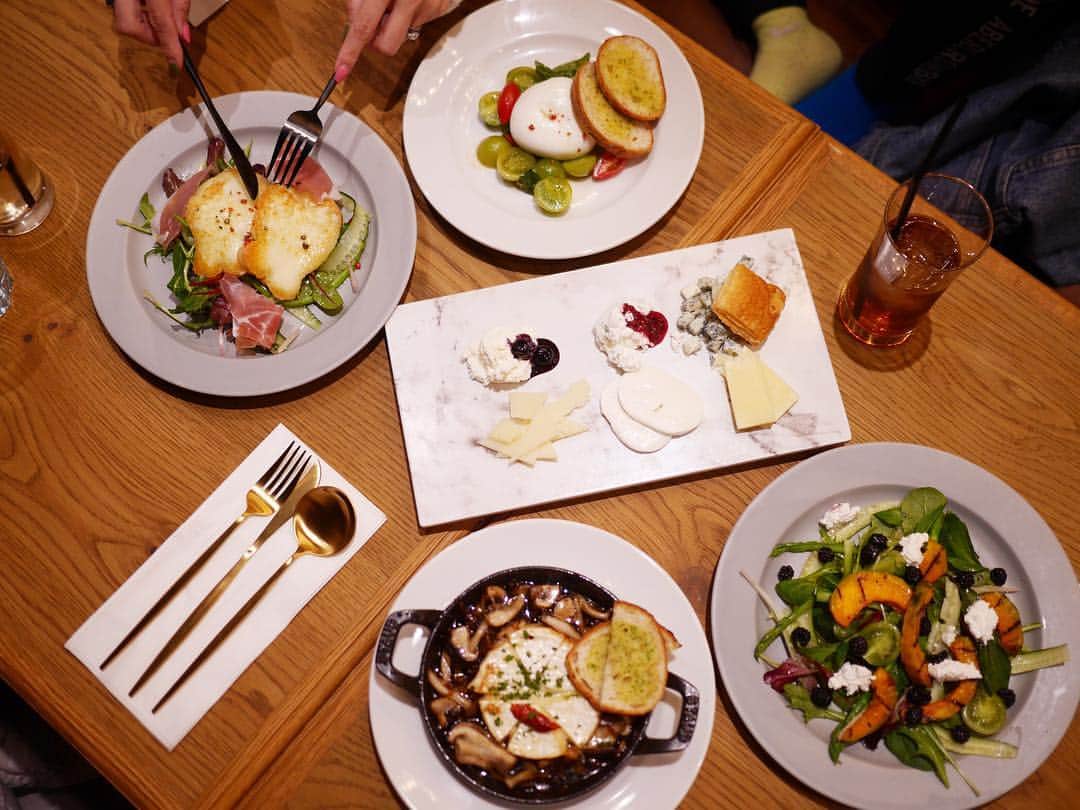 松本亜希さんのインスタグラム写真 - (松本亜希Instagram)「・ 昨夜は、神戸国際会館B2にOPENした、"FROMA yorkys cheese restaurant&bar"へ皆で行ってきました🧀❤️ あの @yorkys_brunch 🥞のチーズ専門レストランです。 ・ すごく広い店内には、チーズ工房も併設されていて、毎日職人さんが作る出来立てのフレッシュで濃厚なチーズを楽しめます😍😍 ・ 色々食べたけど、とっても美味しかった😍😍 チーズ好きにはたまらん。 #切実にワインと楽しみたかった🤣 ・ 私はベビーカーで行きましたが、B2に行くにはエレベーターも有るし、お店裏にはベビーカーで入れるスロープもあったし、子連れでも行きやすいと思います♡ 次はランチで行ってみたいです🍴 皆に会えてとっても楽しかった😆 ・ @i_yorky おめでとうございます㊗️ __________________________ #froma #フロマ #yorkysbrunch #fromayorkyscheeserestaurantandbar #神戸 #神戸ランチ #チーズ専門店 #チーズ #cheese #子連れディナー #aki_mamalife」3月16日 16時10分 - m_akiron