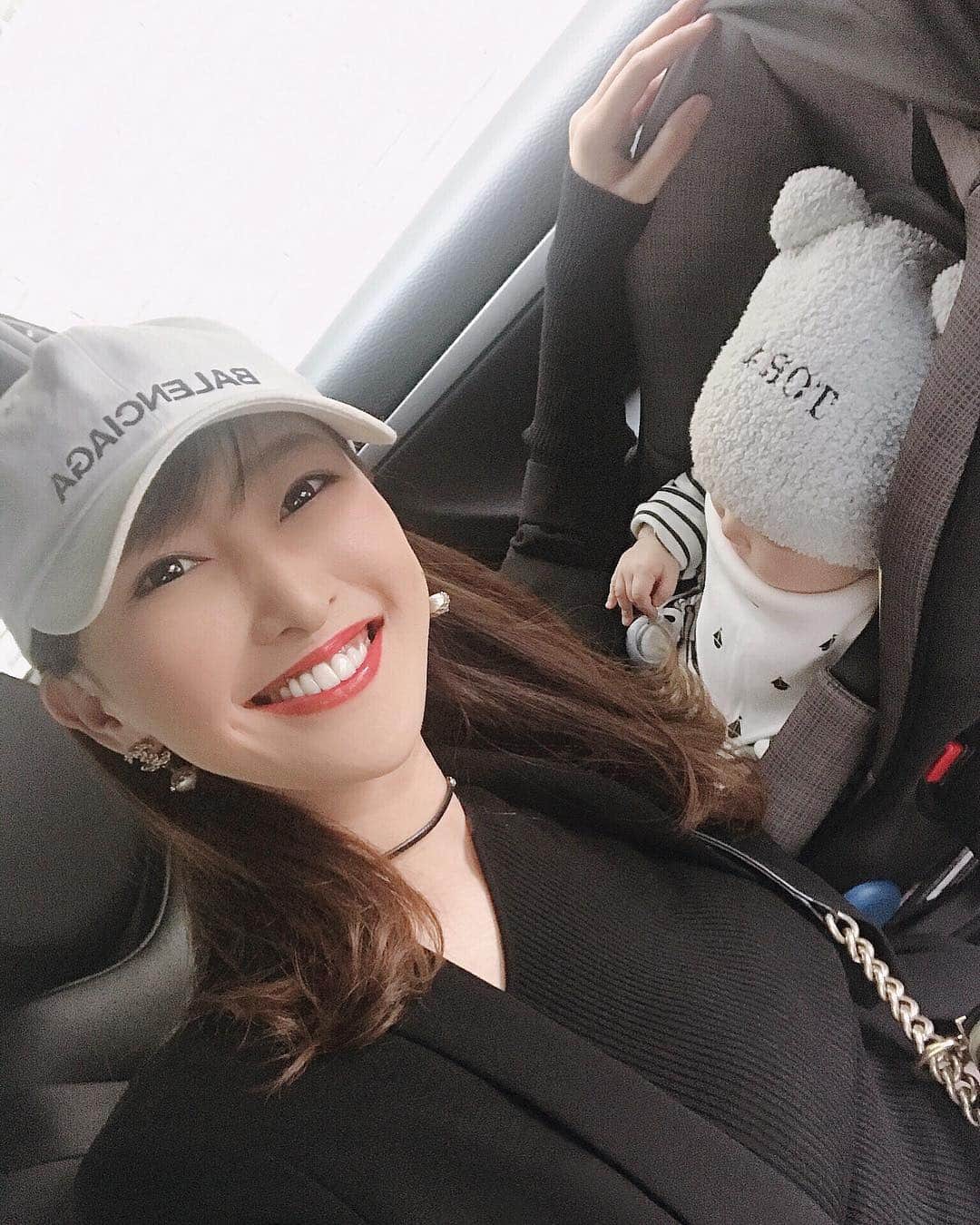 薗田杏奈さんのインスタグラム写真 - (薗田杏奈Instagram)「定位置になりつつある後部座席のココ💺💕 助手席でも後部座席でも ピーチクパーチク 変わらずおしゃべりしているらしく 彼には毎度笑われるw ⠀ 女ってどうして お話しが好きなのかしら🌹w ⠀ ⠀ ※まつエクが全て取れたので なんだか目力なくなりました😂 ただ洗顔がこんなに楽なのかと 数年ぶりに感動もしていますw」3月16日 16時15分 - love.byanna