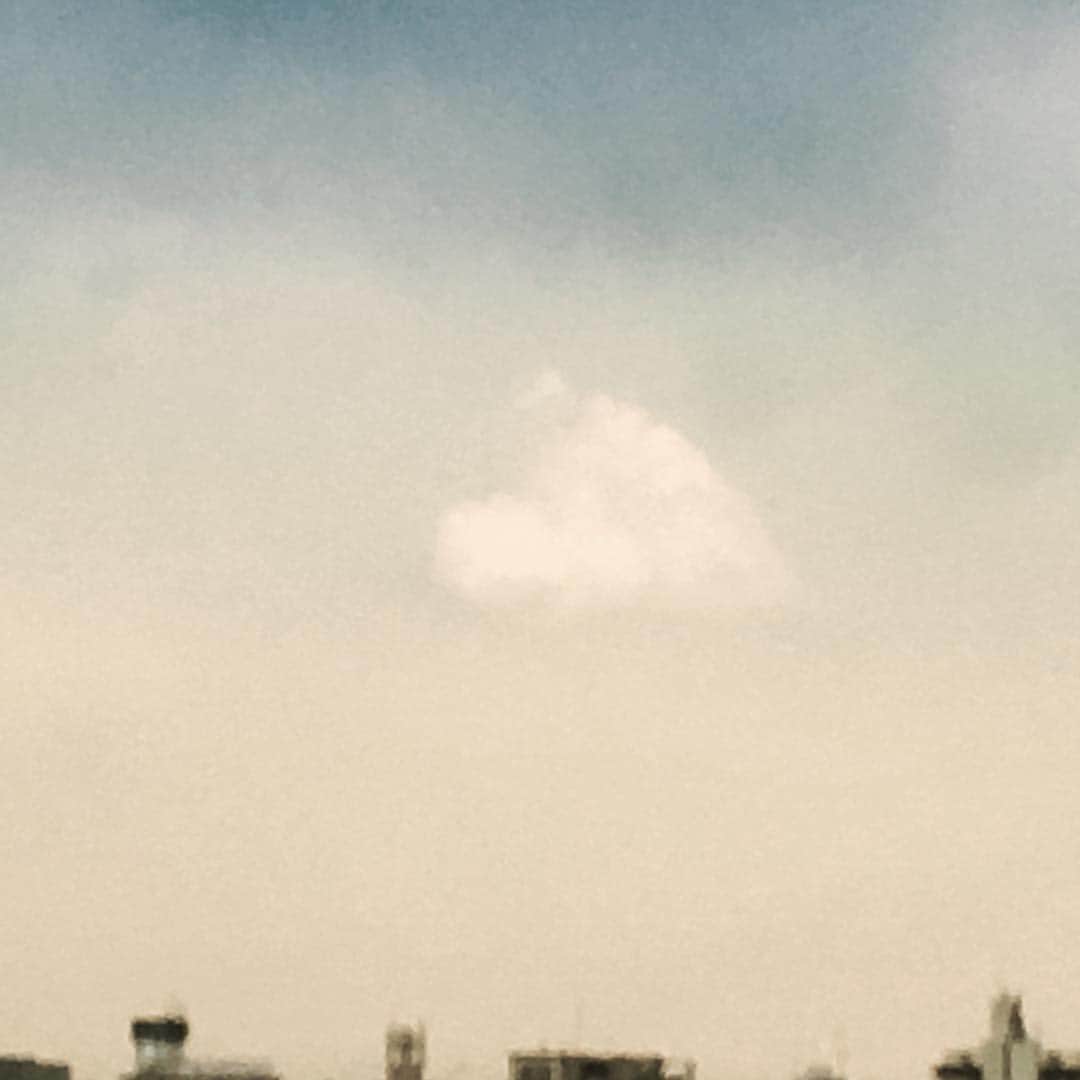 上野樹里さんのインスタグラム写真 - (上野樹里Instagram)「おにぎりっぽい🍙 夕方の空の雲☁️ #くだらない」3月16日 16時16分 - _juri_art_