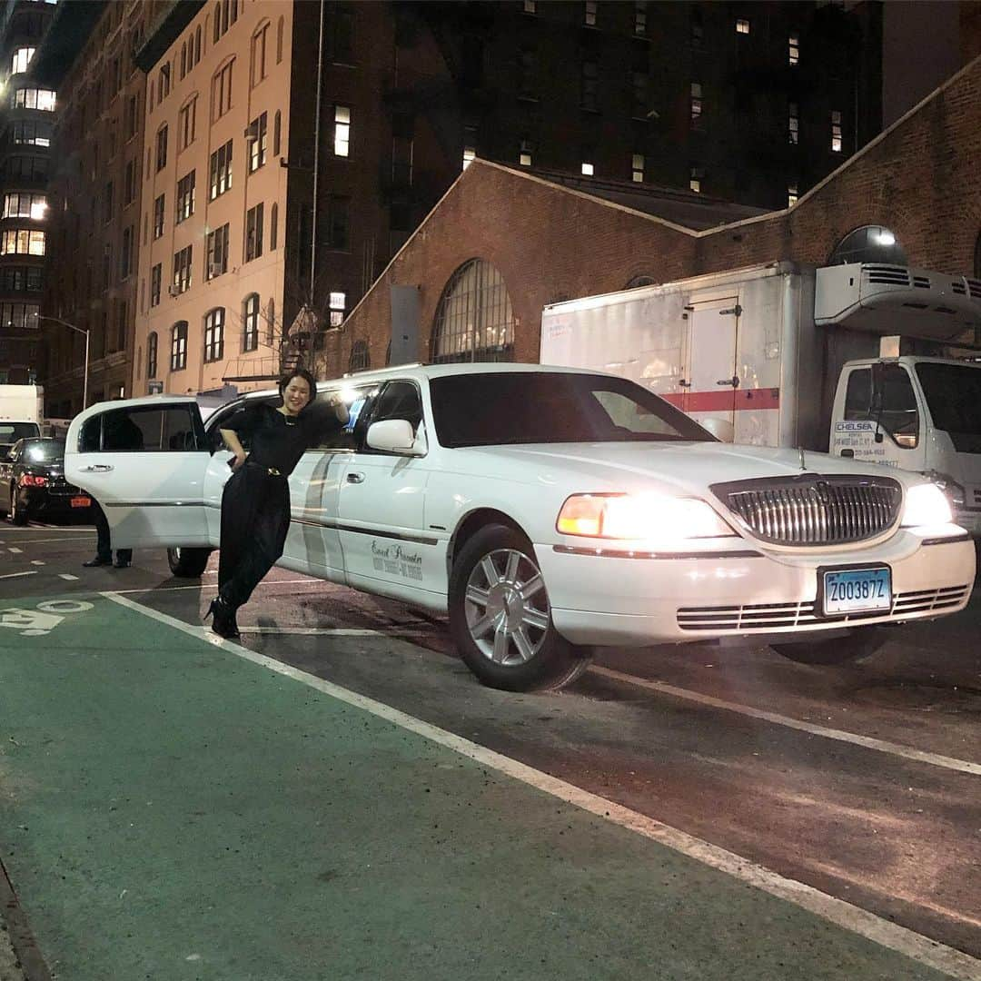 岡田育さんのインスタグラム写真 - (岡田育Instagram)「My friend said she’d gonna stop by a minute and say hello to me (*at work), and then THIS was what I saw in front of our office..... #TGIF #limousine . . 最高あきこが #リモで来た 。私は残業に戻りました。 @akiko_saito . . #limo #americandream #crazyrichasians #itsnewyork #パリピ #ドリームの見方をinspired #nightcrawler #nightcruising #カモンベイビーアメリカ #ニューヨークライフ #fridaynight」3月16日 16時20分 - okadaic