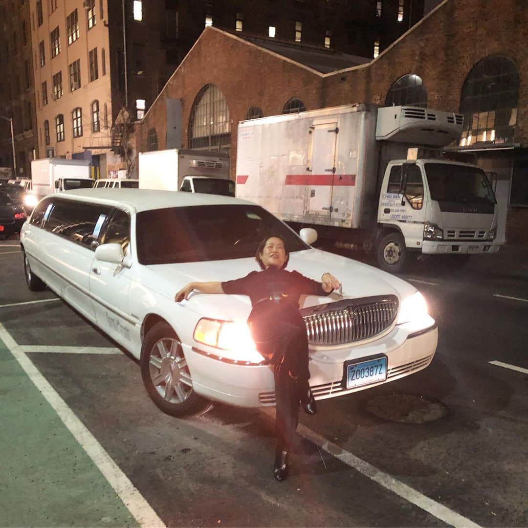岡田育さんのインスタグラム写真 - (岡田育Instagram)「My friend said she’d gonna stop by a minute and say hello to me (*at work), and then THIS was what I saw in front of our office..... #TGIF #limousine . . 最高あきこが #リモで来た 。私は残業に戻りました。 @akiko_saito . . #limo #americandream #crazyrichasians #itsnewyork #パリピ #ドリームの見方をinspired #nightcrawler #nightcruising #カモンベイビーアメリカ #ニューヨークライフ #fridaynight」3月16日 16時20分 - okadaic