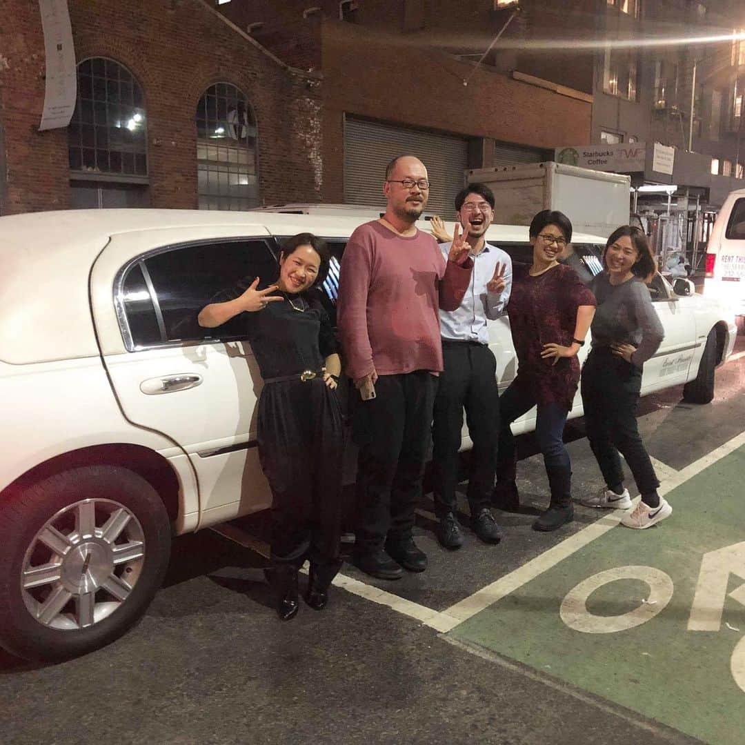 岡田育さんのインスタグラム写真 - (岡田育Instagram)「My friend said she’d gonna stop by a minute and say hello to me (*at work), and then THIS was what I saw in front of our office..... #TGIF #limousine . . 最高あきこが #リモで来た 。私は残業に戻りました。 @akiko_saito . . #limo #americandream #crazyrichasians #itsnewyork #パリピ #ドリームの見方をinspired #nightcrawler #nightcruising #カモンベイビーアメリカ #ニューヨークライフ #fridaynight」3月16日 16時20分 - okadaic