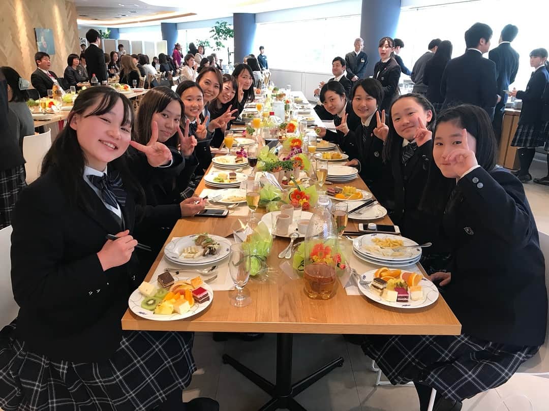金戸凜さんのインスタグラム写真 - (金戸凜Instagram)「Graduated Junior High School！ ・ 日出中学校を卒業しました。 ・ この３年間この学校に通わせてくれた家族、サポートしてくれた先生方、学校に行く度におしゃべりしてくれた友達、ほんとうに感謝しかありません！ この３年間で経験してきたことはかけがえのないものです。 ・ 私は通信に行くけど、自分の目標に向かって頑張っていきます！ ４月から新しい生活で慣れるまでに時間がかかると思いますが、応援よろしくお願いします！ ・ ※１枚目卒業証書逆向きなのは内緒ね🤭 ・ Thank you for the people who supported me for the last 3 years!!♥️ ・ ・ #日出 #あ #目黒日大だった #卒業 #graduation  #thanks」3月16日 16時21分 - rin.kaneto