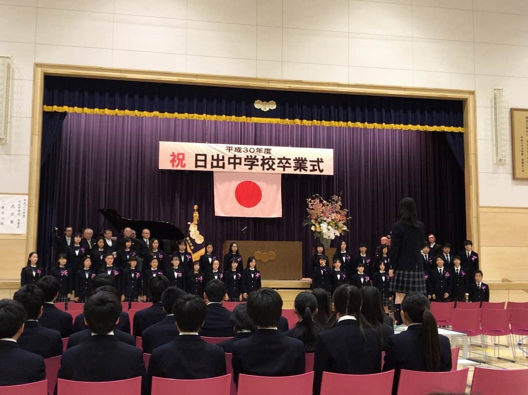 金戸凜さんのインスタグラム写真 - (金戸凜Instagram)「Graduated Junior High School！ ・ 日出中学校を卒業しました。 ・ この３年間この学校に通わせてくれた家族、サポートしてくれた先生方、学校に行く度におしゃべりしてくれた友達、ほんとうに感謝しかありません！ この３年間で経験してきたことはかけがえのないものです。 ・ 私は通信に行くけど、自分の目標に向かって頑張っていきます！ ４月から新しい生活で慣れるまでに時間がかかると思いますが、応援よろしくお願いします！ ・ ※１枚目卒業証書逆向きなのは内緒ね🤭 ・ Thank you for the people who supported me for the last 3 years!!♥️ ・ ・ #日出 #あ #目黒日大だった #卒業 #graduation  #thanks」3月16日 16時21分 - rin.kaneto
