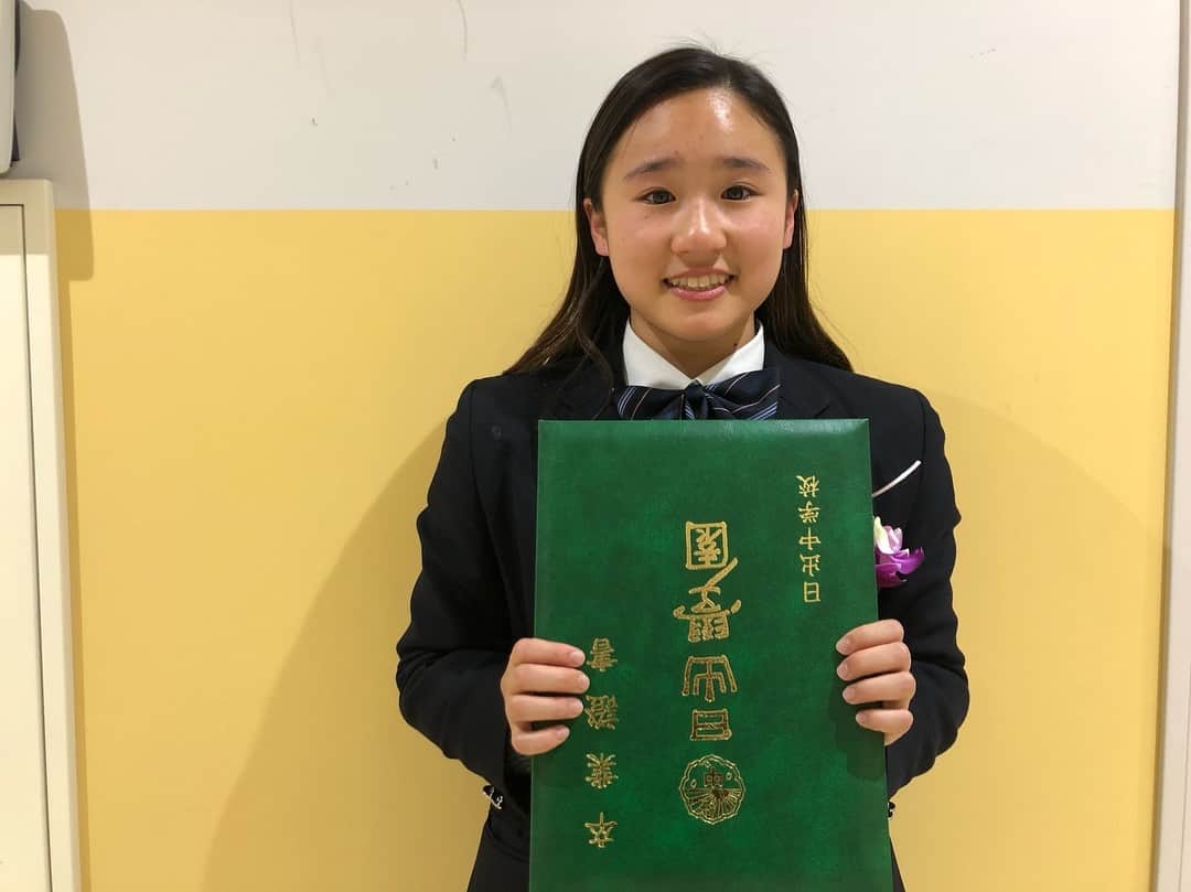 のインスタグラム：「Graduated Junior High School！ ・ 日出中学校を卒業しました。 ・ この３年間この学校に通わせてくれた家族、サポートしてくれた先生方、学校に行く度におしゃべりしてくれた友達、ほんとうに感謝しかありません！ この３年間で経験してきたことはかけがえのないものです。 ・ 私は通信に行くけど、自分の目標に向かって頑張っていきます！ ４月から新しい生活で慣れるまでに時間がかかると思いますが、応援よろしくお願いします！ ・ ※１枚目卒業証書逆向きなのは内緒ね🤭 ・ Thank you for the people who supported me for the last 3 years!!♥️ ・ ・ #日出 #あ #目黒日大だった #卒業 #graduation  #thanks」