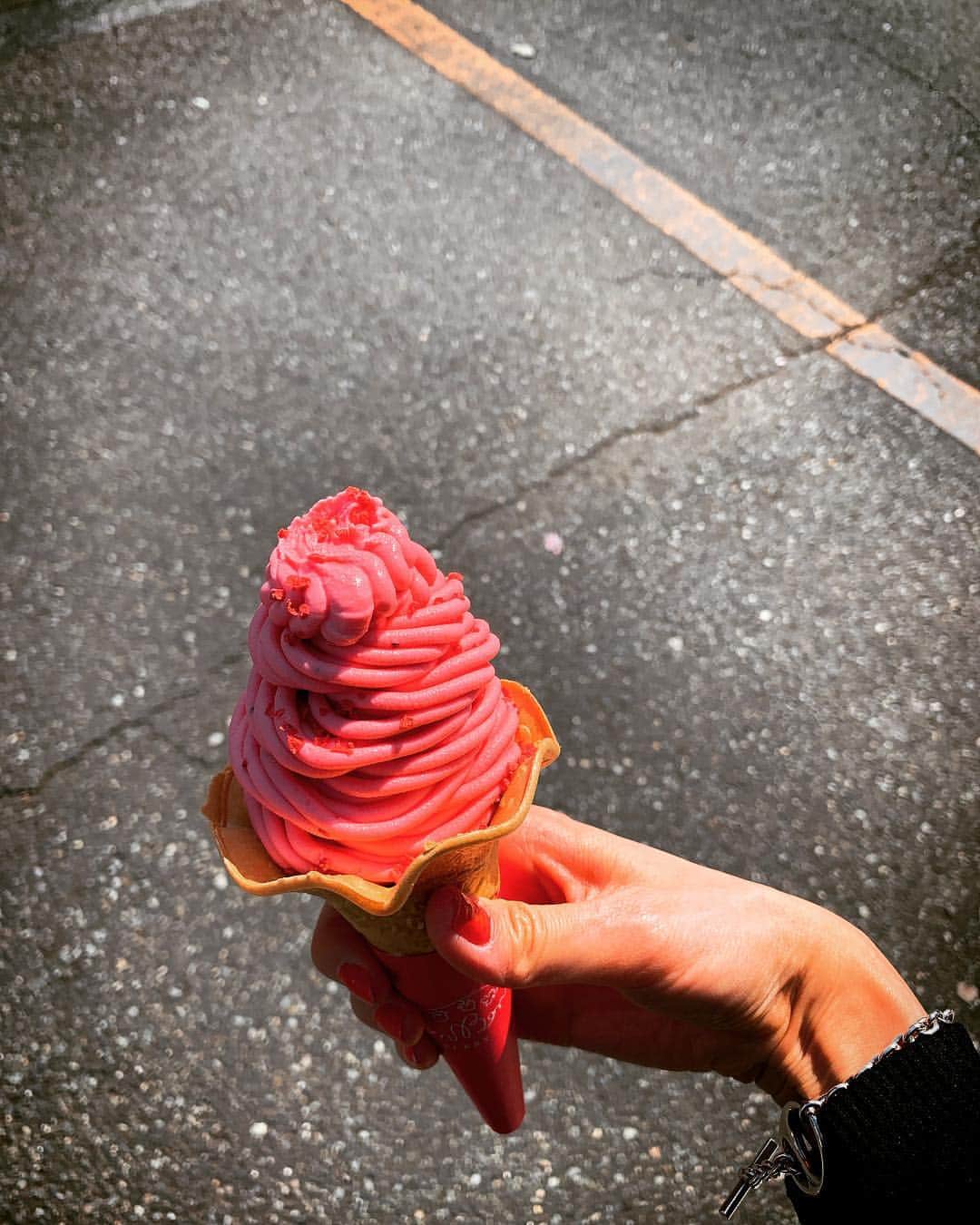 絵美里さんのインスタグラム写真 - (絵美里Instagram)「ソフトクリームの季節が来た☀️🌈 いちごソフトたまらん🍓🍓🍓 . . . . . . . #sweet」3月16日 16時21分 - emiri616