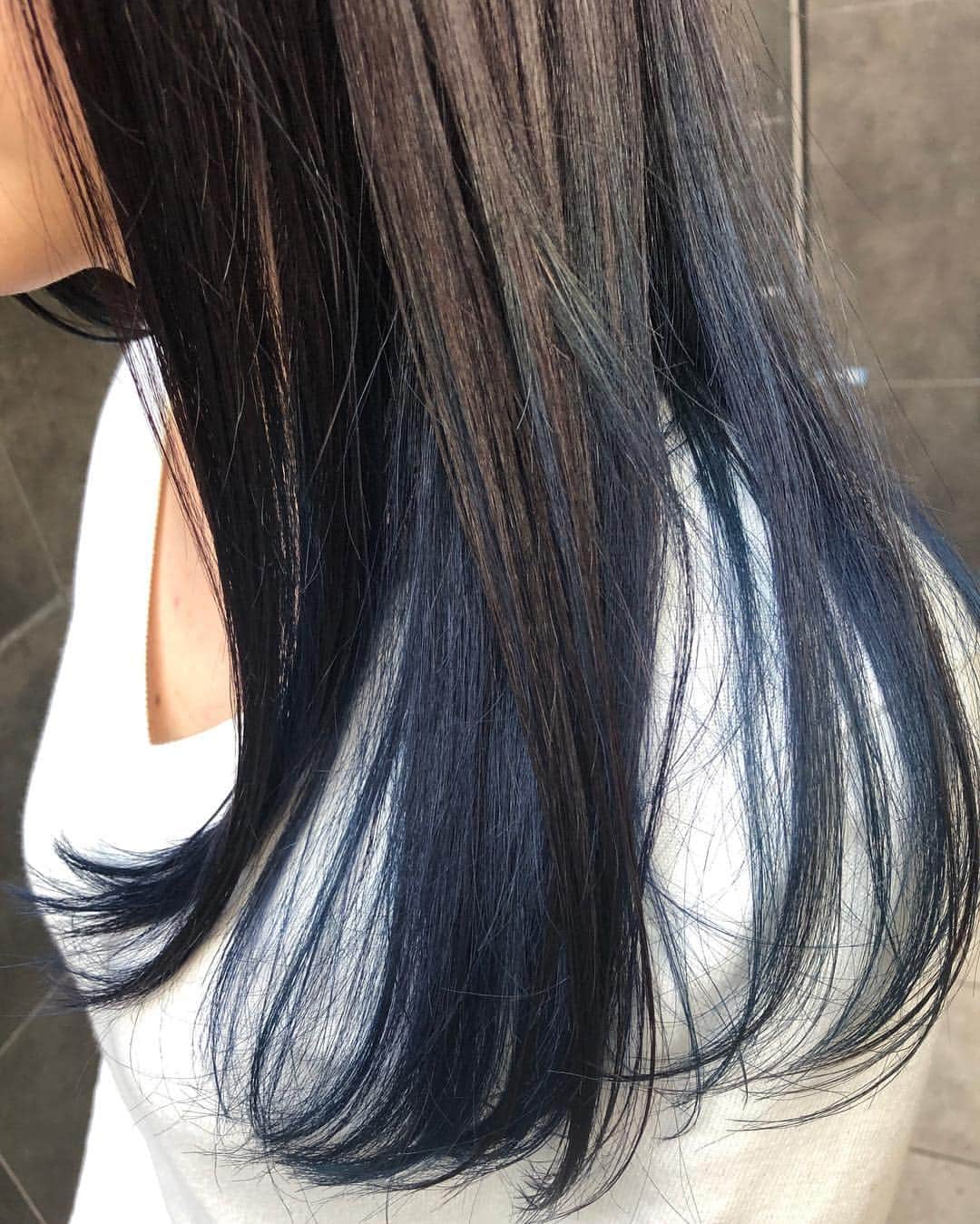 瀬谷ひかるのインスタグラム：「インナーカラーにしたよ記念① ヘアカラー剤のイベントに出るため、人生初ブリーチと初インナーカラーをしました‼️ 2週間限定なのがもったいないくらい 笑 #インナーカラー #ハイブリーチ #ブリーチカラー #インディゴ」