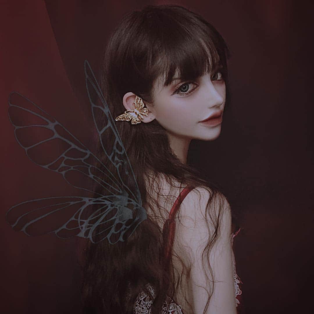 chiiiiiのインスタグラム：「仲良いれいなちゃんの新作のイヤカフ に大好きな蝶々が🦋♡ 一目惚れしたので二色買い🖤 ようやく届いたので沢山愛用する🦋」