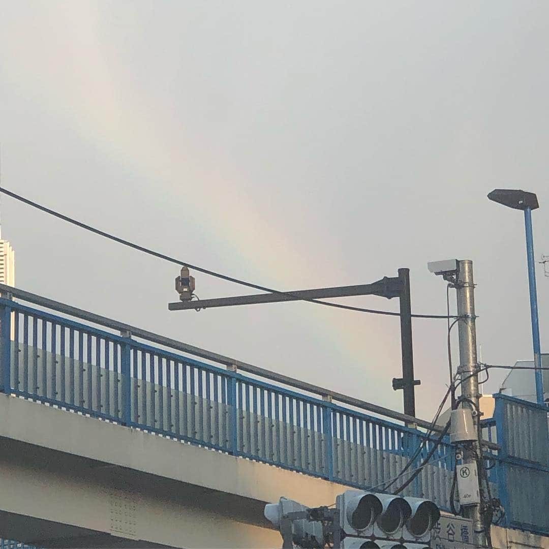 阿部洋子さんのインスタグラム写真 - (阿部洋子Instagram)「🌈 にーじーーーー！ #ついさっき  #一瞬の  #通り雨  #お天気雨  #虹発見  #虹 #rainbow #nofilter  タピオカドリンク屋さんで 雨宿り。 #雨宿り」3月16日 16時33分 - hirocoring