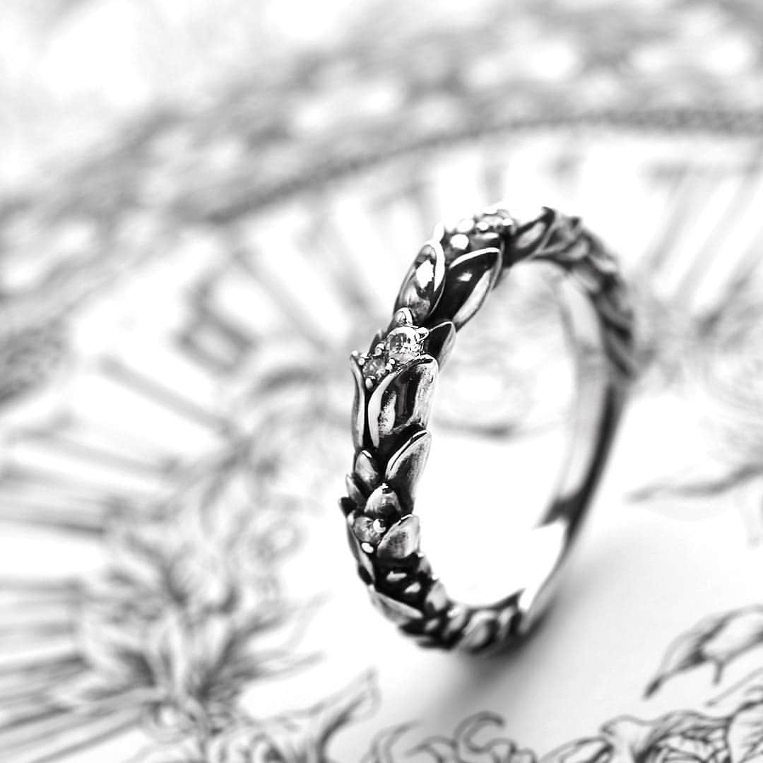 ブラッディマリーさんのインスタグラム写真 - (ブラッディマリーInstagram)「Ring : Snowdrop w/diamonds ¥27.000-(tax in)  #bloodymaryjewelry #bloodymary #jewelry #silver #fashion #jewelryporn #jewelrydesign #jewelrygram #accessory #accessories #silverjewelry #ブラッディマリー #シルバーアクセサリー #fashionjewelry #black #blackfashion #シルバー #アクセサリー #ring #pairring #指輪 #snowdrop #diamonds」3月16日 16時43分 - bloody_mary_official