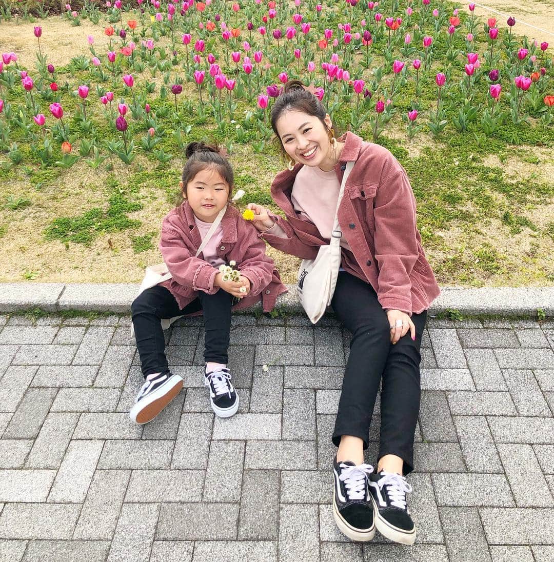 manamisotayutaさんのインスタグラム写真 - (manamisotayutaInstagram)「雨予報だったけど、晴れた今日は、、 お台場でやってるイベント #tokyooutdoorweekend  に行ってきたよ❤︎ 料理イベントや、ワークショップ、ボルダリングなどなど、盛りだくさんで1日たっぷり楽しめたよ❤️ 明日までお台場でやってるよ♪ 寒かったけど、チューリップ🌷もたくさん咲いてて、きれいだった💗 ・ ・ #親子コーデ ❤︎ は屋外イベントだったからカジュアルに♪ @zara  #コーデュロイジャケット  で#双子コーデ ❤︎❤︎ ・ ・ #ヘアアレンジ も同じにしたよー😁❤︎ @stellarhollywood  のスターのヘアクリップ❤︎ 大1つ、小2つのセットだから、母娘で使えちゃう💗 これほんとかわいいなぁ☆★☆ ヘアアレンジが楽しくなる♪♪ ＊ ＊ ＊ mama pants/tops. @uniqlo  @uniqlo_ginza  #uniqlo #ハイライズシガレットジーンズ ・ ＊ kids bag @uju_official ＊ ＊ ＊ #リンクコーデ#双子コーデ#おやこーで #プチプラコーデ#春コーデ#locari#ジユジョ #カジュアルコーデ  #ママコーデ#プチプラ#大人ユニクロ部#mamagirl#zara#ザラジョ #ponte_fashion #ルーファ #ブラックスキニー#ポニーテール #northface #チューリップ #mineby3mootd#hugmugstylingbu」3月16日 16時37分 - manamisotayuta