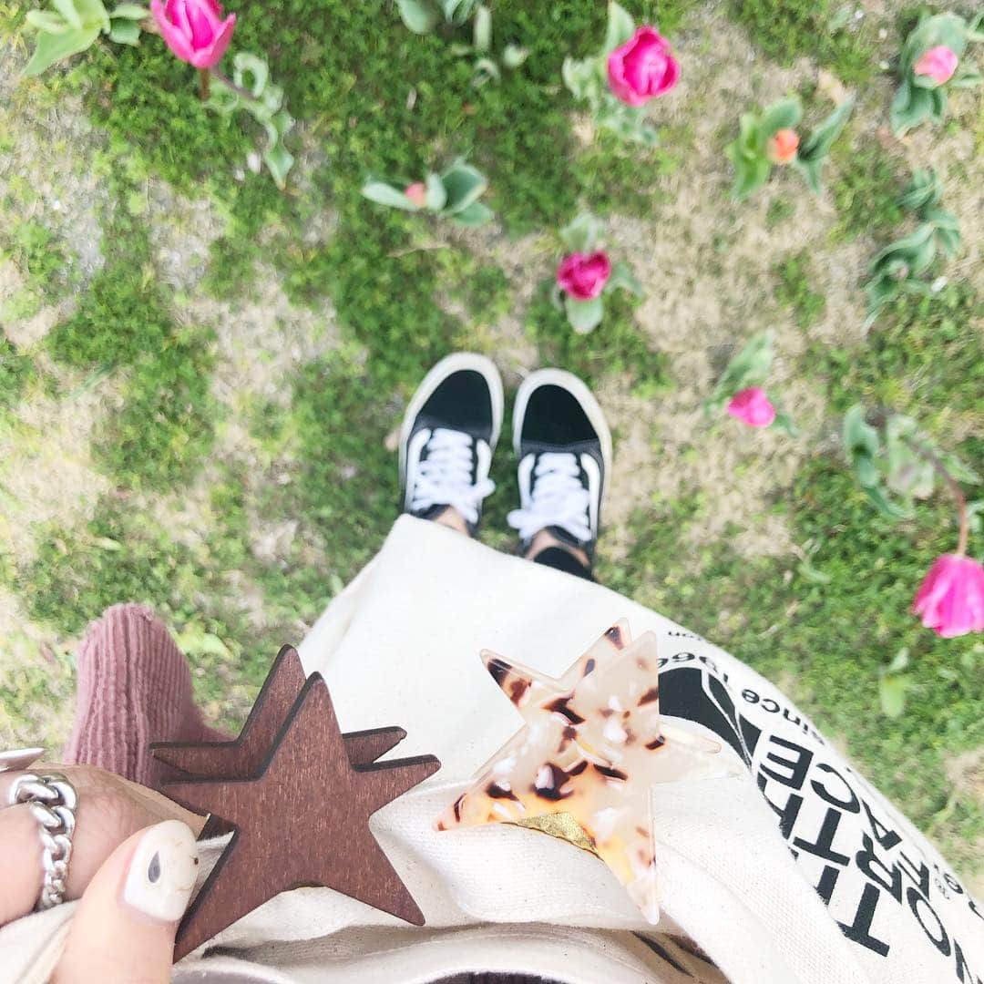 manamisotayutaさんのインスタグラム写真 - (manamisotayutaInstagram)「雨予報だったけど、晴れた今日は、、 お台場でやってるイベント #tokyooutdoorweekend  に行ってきたよ❤︎ 料理イベントや、ワークショップ、ボルダリングなどなど、盛りだくさんで1日たっぷり楽しめたよ❤️ 明日までお台場でやってるよ♪ 寒かったけど、チューリップ🌷もたくさん咲いてて、きれいだった💗 ・ ・ #親子コーデ ❤︎ は屋外イベントだったからカジュアルに♪ @zara  #コーデュロイジャケット  で#双子コーデ ❤︎❤︎ ・ ・ #ヘアアレンジ も同じにしたよー😁❤︎ @stellarhollywood  のスターのヘアクリップ❤︎ 大1つ、小2つのセットだから、母娘で使えちゃう💗 これほんとかわいいなぁ☆★☆ ヘアアレンジが楽しくなる♪♪ ＊ ＊ ＊ mama pants/tops. @uniqlo  @uniqlo_ginza  #uniqlo #ハイライズシガレットジーンズ ・ ＊ kids bag @uju_official ＊ ＊ ＊ #リンクコーデ#双子コーデ#おやこーで #プチプラコーデ#春コーデ#locari#ジユジョ #カジュアルコーデ  #ママコーデ#プチプラ#大人ユニクロ部#mamagirl#zara#ザラジョ #ponte_fashion #ルーファ #ブラックスキニー#ポニーテール #northface #チューリップ #mineby3mootd#hugmugstylingbu」3月16日 16時37分 - manamisotayuta