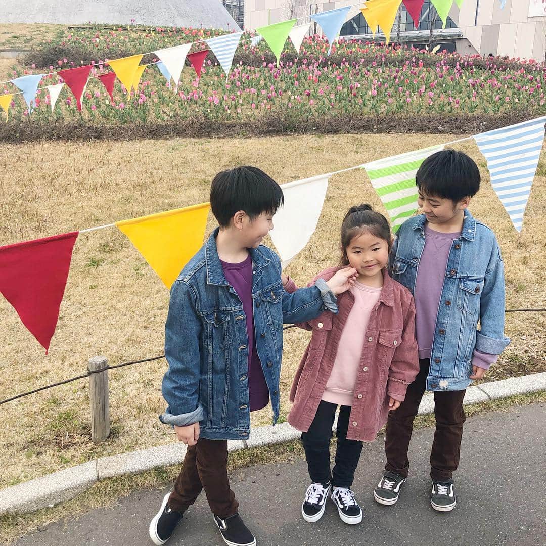 manamisotayutaさんのインスタグラム写真 - (manamisotayutaInstagram)「雨予報だったけど、晴れた今日は、、 お台場でやってるイベント #tokyooutdoorweekend  に行ってきたよ❤︎ 料理イベントや、ワークショップ、ボルダリングなどなど、盛りだくさんで1日たっぷり楽しめたよ❤️ 明日までお台場でやってるよ♪ 寒かったけど、チューリップ🌷もたくさん咲いてて、きれいだった💗 ・ ・ #親子コーデ ❤︎ は屋外イベントだったからカジュアルに♪ @zara  #コーデュロイジャケット  で#双子コーデ ❤︎❤︎ ・ ・ #ヘアアレンジ も同じにしたよー😁❤︎ @stellarhollywood  のスターのヘアクリップ❤︎ 大1つ、小2つのセットだから、母娘で使えちゃう💗 これほんとかわいいなぁ☆★☆ ヘアアレンジが楽しくなる♪♪ ＊ ＊ ＊ mama pants/tops. @uniqlo  @uniqlo_ginza  #uniqlo #ハイライズシガレットジーンズ ・ ＊ kids bag @uju_official ＊ ＊ ＊ #リンクコーデ#双子コーデ#おやこーで #プチプラコーデ#春コーデ#locari#ジユジョ #カジュアルコーデ  #ママコーデ#プチプラ#大人ユニクロ部#mamagirl#zara#ザラジョ #ponte_fashion #ルーファ #ブラックスキニー#ポニーテール #northface #チューリップ #mineby3mootd#hugmugstylingbu」3月16日 16時37分 - manamisotayuta