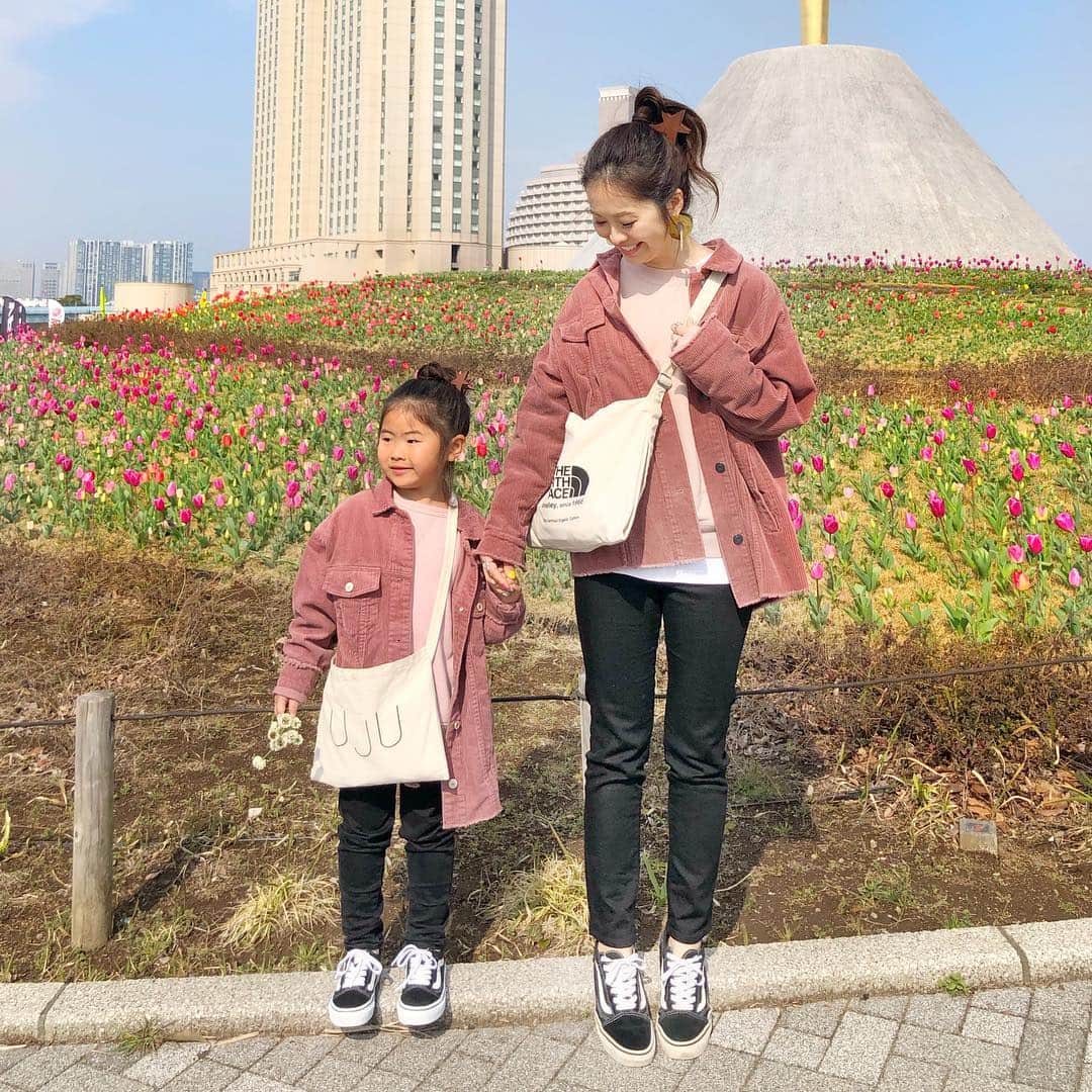 のインスタグラム：「雨予報だったけど、晴れた今日は、、 お台場でやってるイベント #tokyooutdoorweekend  に行ってきたよ❤︎ 料理イベントや、ワークショップ、ボルダリングなどなど、盛りだくさんで1日たっぷり楽しめたよ❤️ 明日までお台場でやってるよ♪ 寒かったけど、チューリップ🌷もたくさん咲いてて、きれいだった💗 ・ ・ #親子コーデ ❤︎ は屋外イベントだったからカジュアルに♪ @zara  #コーデュロイジャケット  で#双子コーデ ❤︎❤︎ ・ ・ #ヘアアレンジ も同じにしたよー😁❤︎ @stellarhollywood  のスターのヘアクリップ❤︎ 大1つ、小2つのセットだから、母娘で使えちゃう💗 これほんとかわいいなぁ☆★☆ ヘアアレンジが楽しくなる♪♪ ＊ ＊ ＊ mama pants/tops. @uniqlo  @uniqlo_ginza  #uniqlo #ハイライズシガレットジーンズ ・ ＊ kids bag @uju_official ＊ ＊ ＊ #リンクコーデ#双子コーデ#おやこーで #プチプラコーデ#春コーデ#locari#ジユジョ #カジュアルコーデ  #ママコーデ#プチプラ#大人ユニクロ部#mamagirl#zara#ザラジョ #ponte_fashion #ルーファ #ブラックスキニー#ポニーテール #northface #チューリップ #mineby3mootd#hugmugstylingbu」