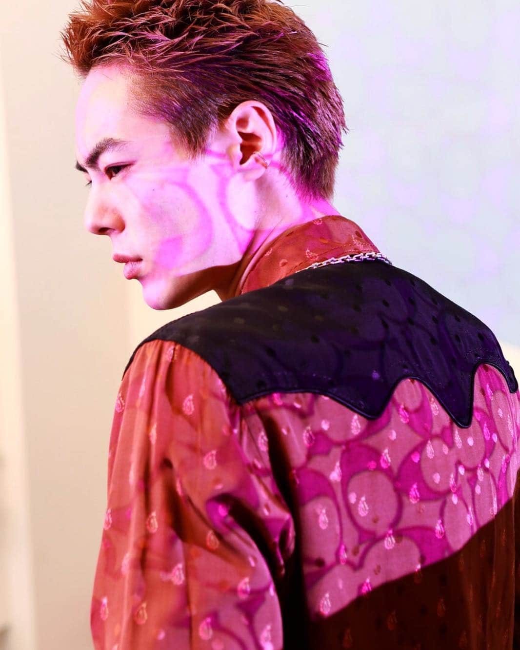 のインスタグラム：「LIFE COACH in Tokyo Thank u @coach @kamimuu photo by @wataru_fukaya . 人生初のタロット占い 言葉のシャワーで癒された🥺🌈 東京ファッションウィーク中 23日まで開催中だから 表参道にレッツラゴーだよ🦕  着てるシャツがCOACH ヴィンテージ感が素敵すぎる . . . #写真変更 #photo #lifecoachtokyo #lifecoach東京 #coach #boy #man #japanese #malemodel #model #fashion #ootd #happytime」