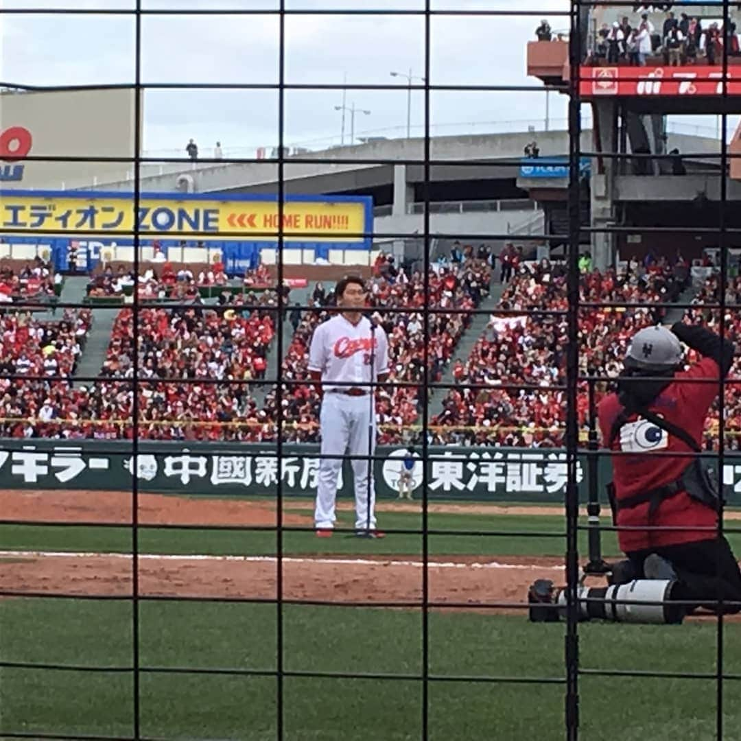 TBS「TBS野球班」さんのインスタグラム写真 - (TBS「TBS野球班」Instagram)「本日カープのオープン戦では今年からTBS野球解説者に就任した新井貴浩さんによる始球式&引退セレモニーが行われました‼️ . 息子さん二人がバッターボックスに立って行われた始球式では見事ノーバン投球を披露⚾ . ファンに愛され続けた新井さん 今日も超満員のファンの方に囲まれて大声援が送られました✨  #新井貴浩 #山本浩二 #大三振人形 #黒田博樹 #大ジャンプ銅像 #男気 #感動 #広島 #カープ  3月30日 広島vs巨人戦で新井さんに解説していただきます(*^^*) お楽しみに✨」3月16日 16時53分 - tbsbaseball